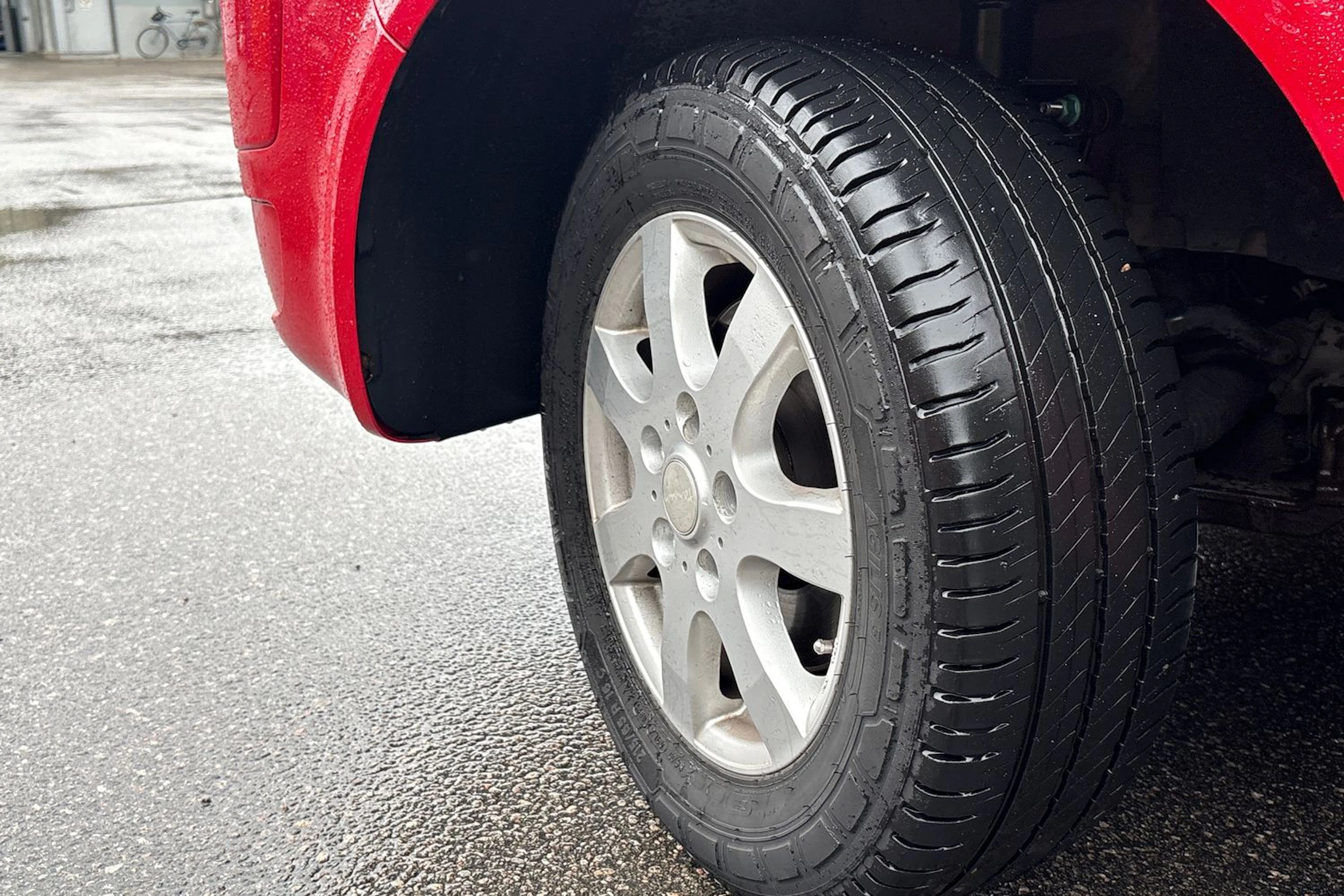 punainen Volkswagen Caravelle 2010 kuva 8.