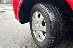 punainen Volkswagen Caravelle 2010 kuva 8.