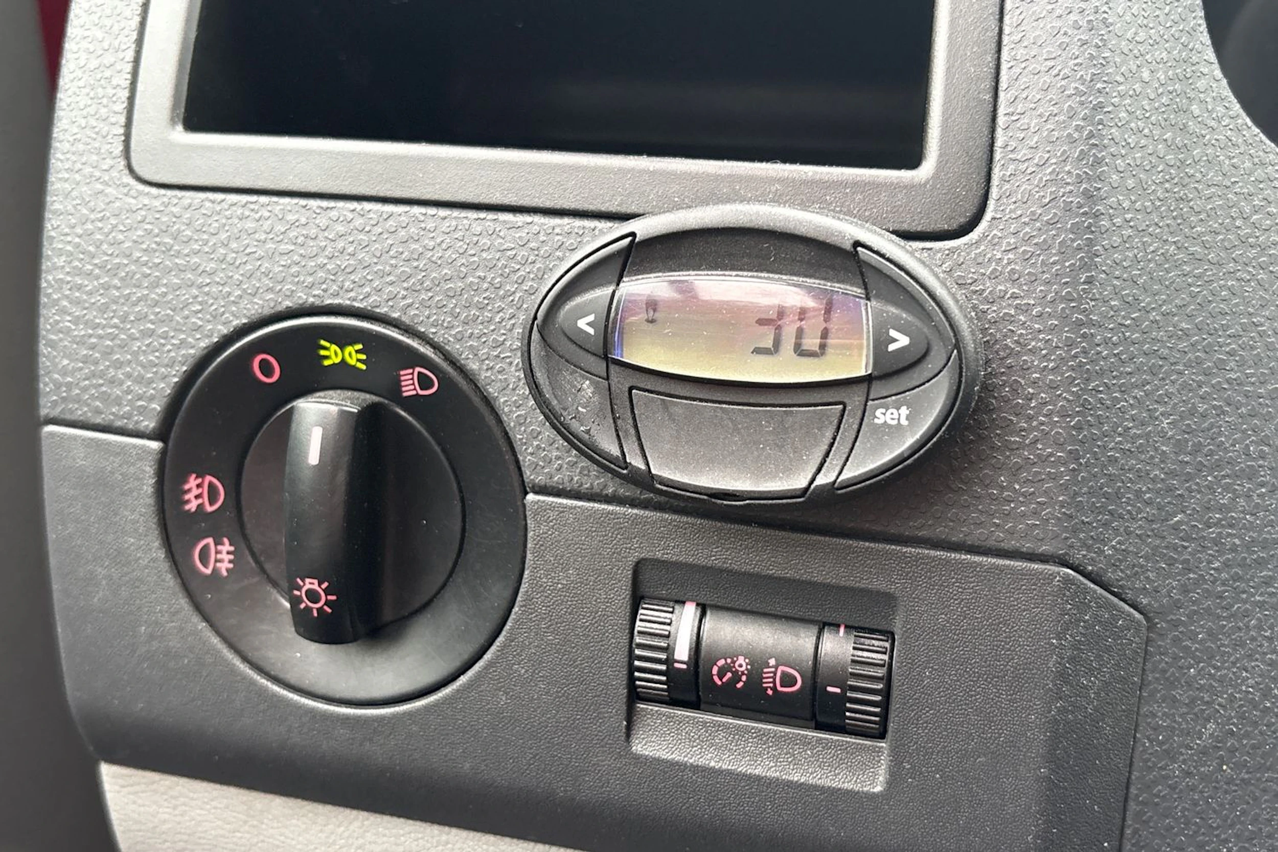punainen Volkswagen Caravelle 2010 kuva 9.