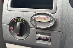 punainen Volkswagen Caravelle 2010 kuva 9.