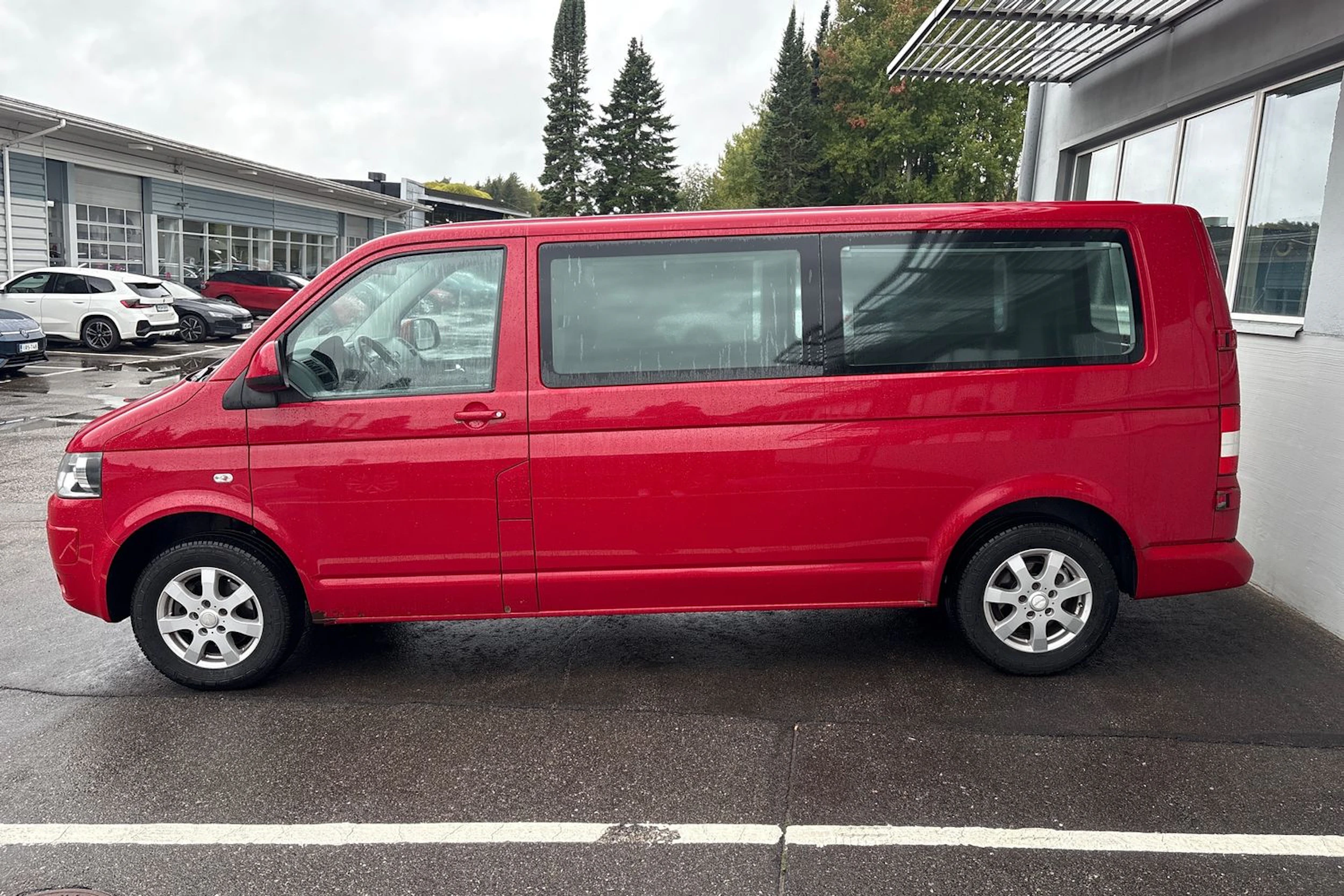 punainen Volkswagen Caravelle 2010 kuva 10.