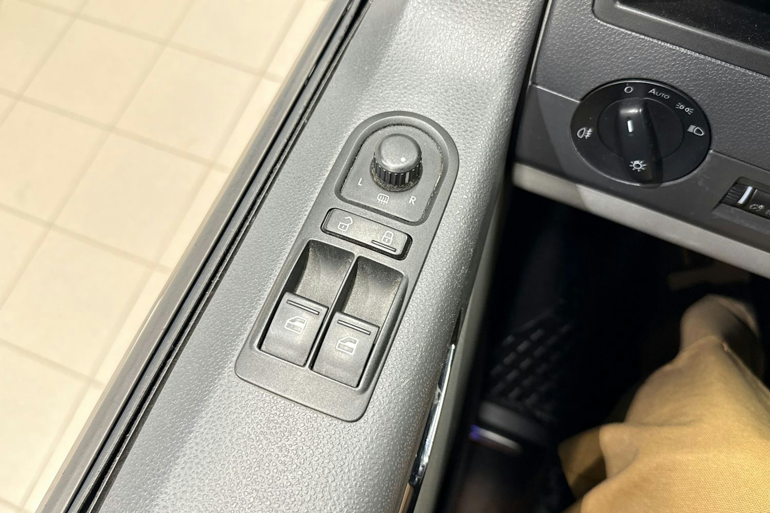 vihreä Volkswagen Caravelle 2010 kuva 18.