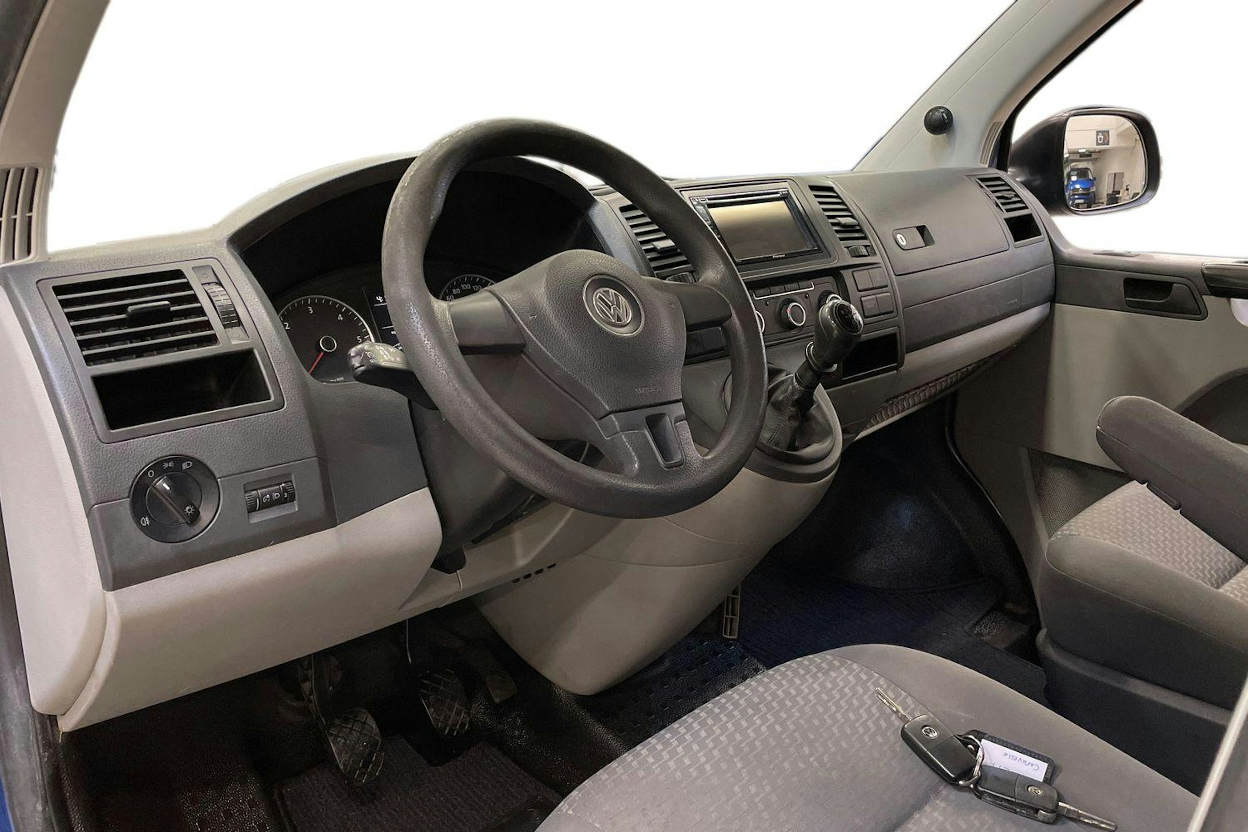 sininen Volkswagen Caravelle 2011 kuva 6.