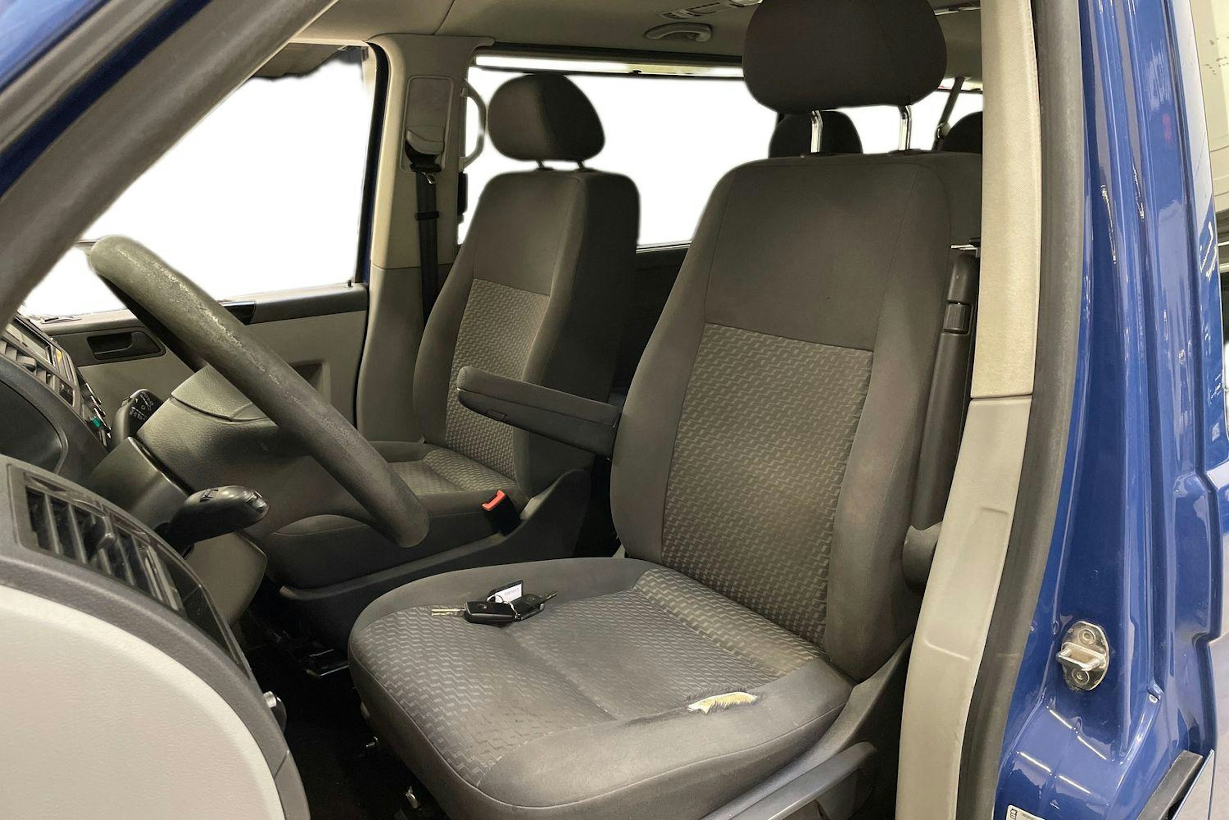 sininen Volkswagen Caravelle 2011 kuva 7.