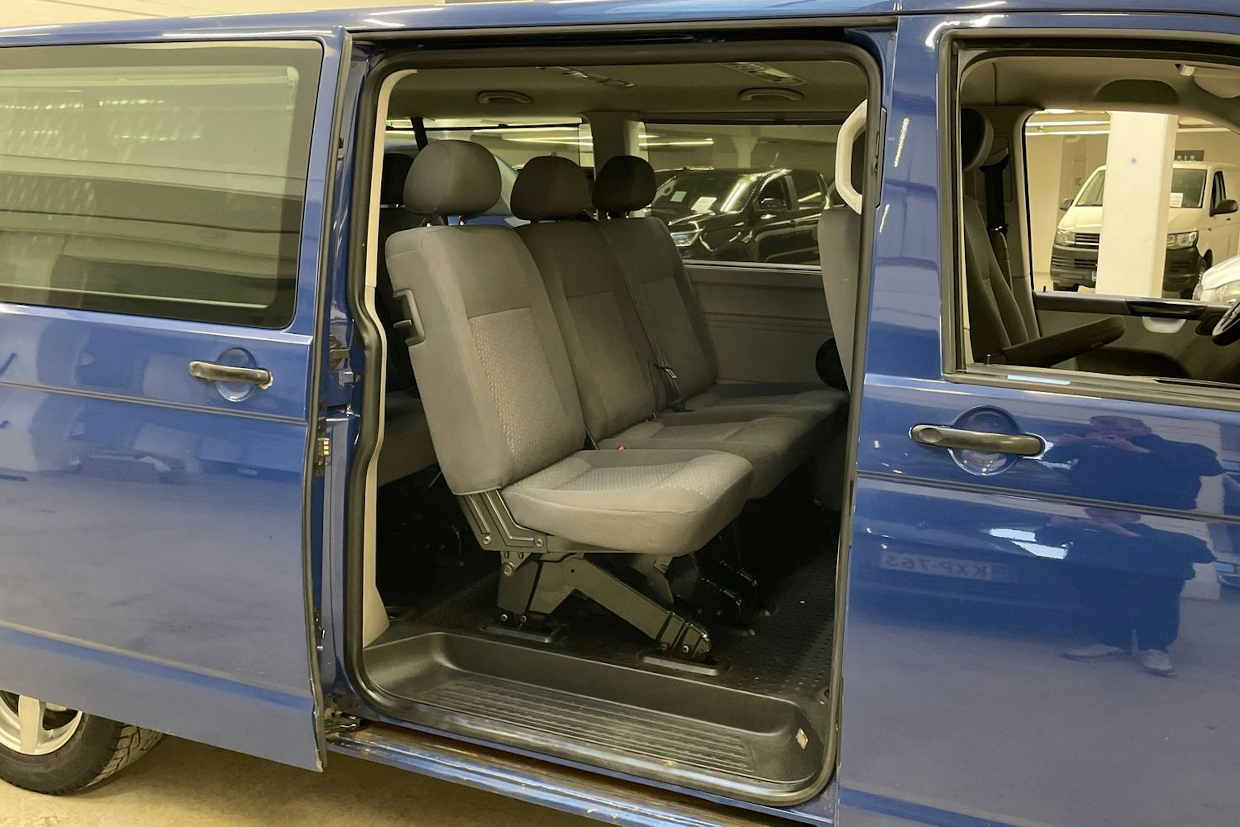 sininen Volkswagen Caravelle 2011 kuva 10.
