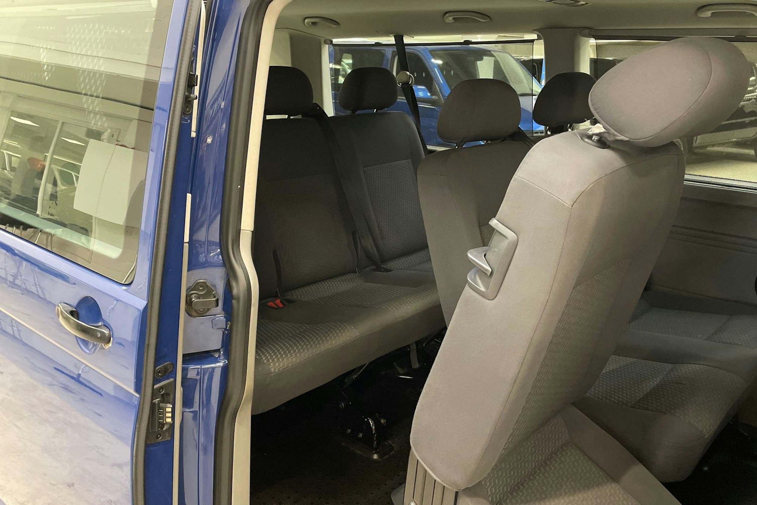 sininen Volkswagen Caravelle 2011 kuva 12.