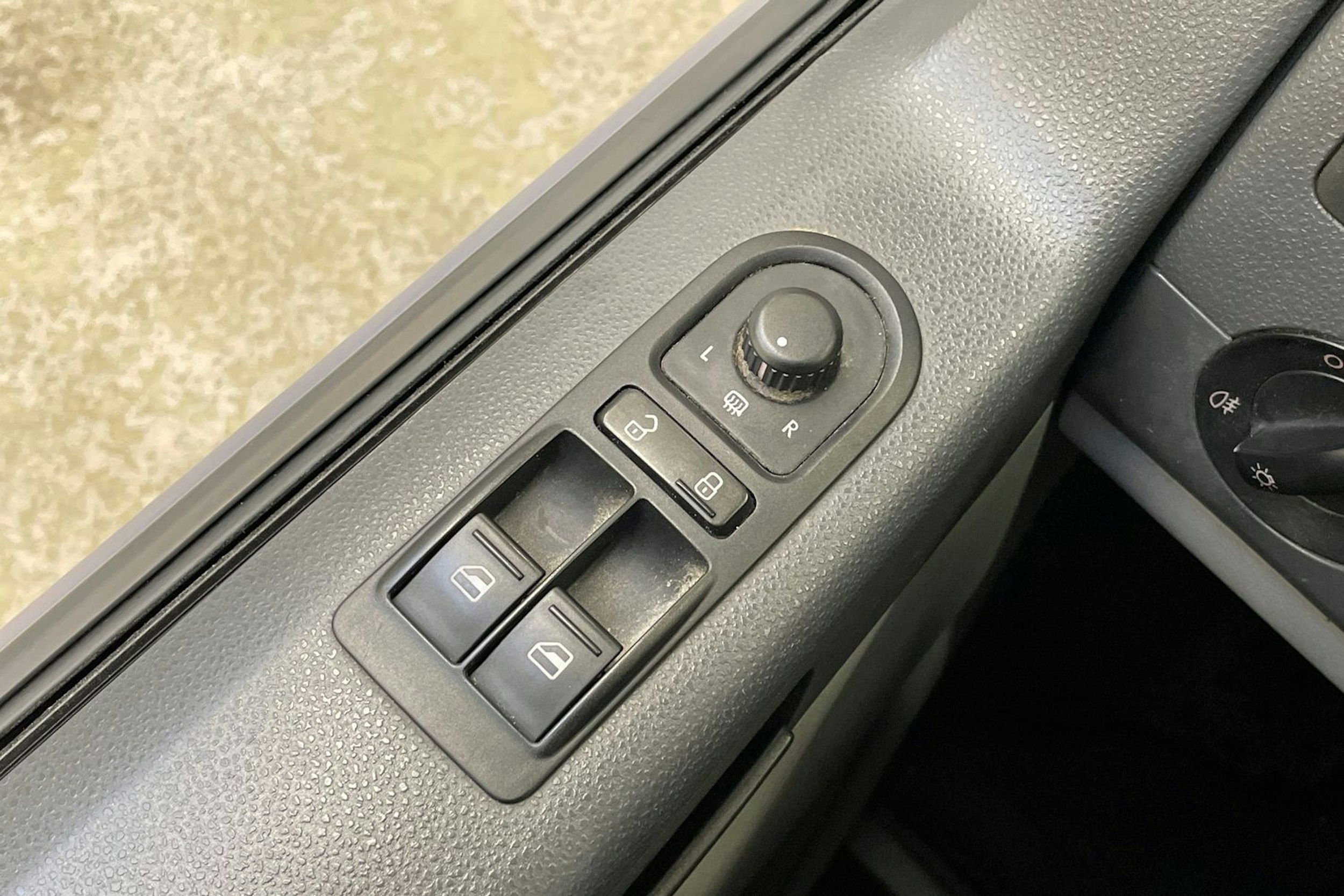 sininen Volkswagen Caravelle 2011 kuva 22.