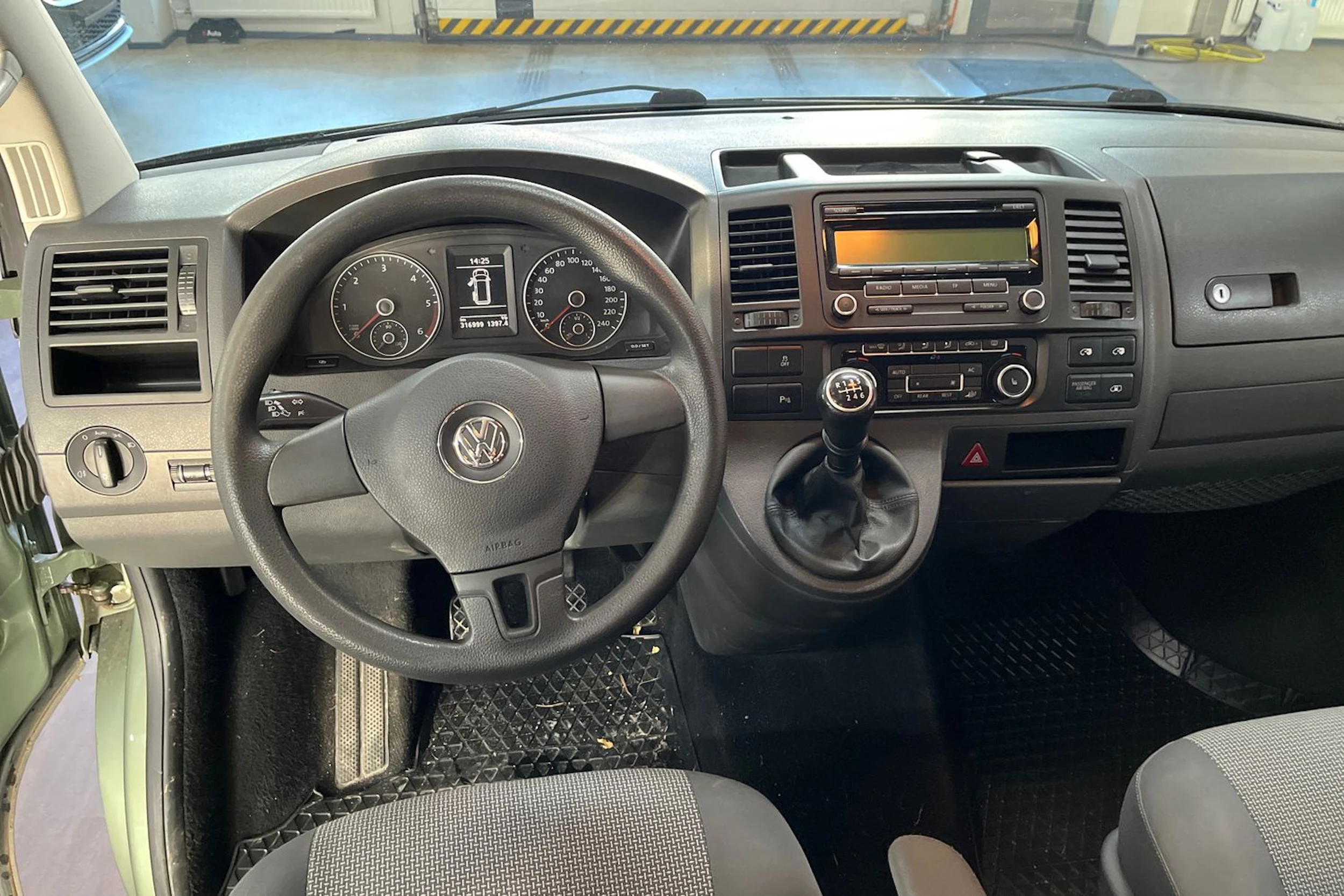 vihreä Volkswagen Caravelle 2011 kuva 5.