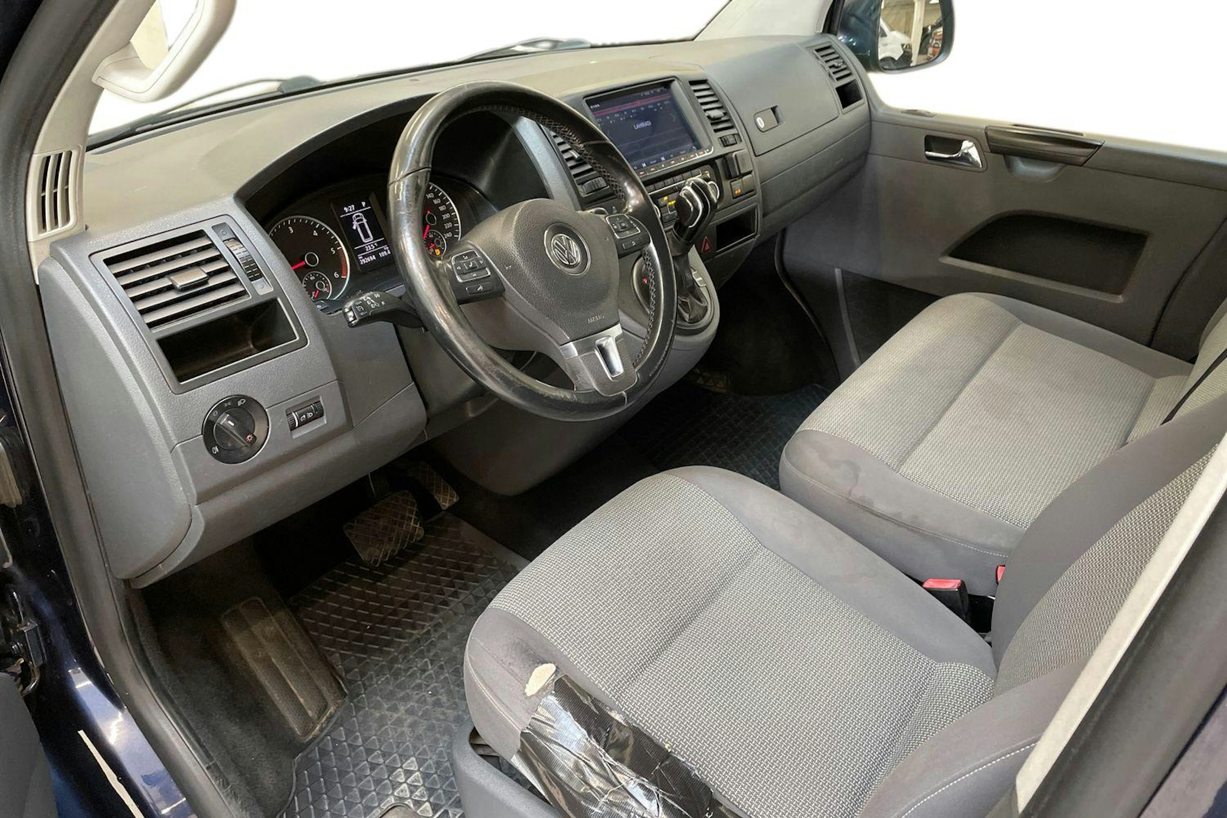 sininen Volkswagen Caravelle 2011 kuva 6.