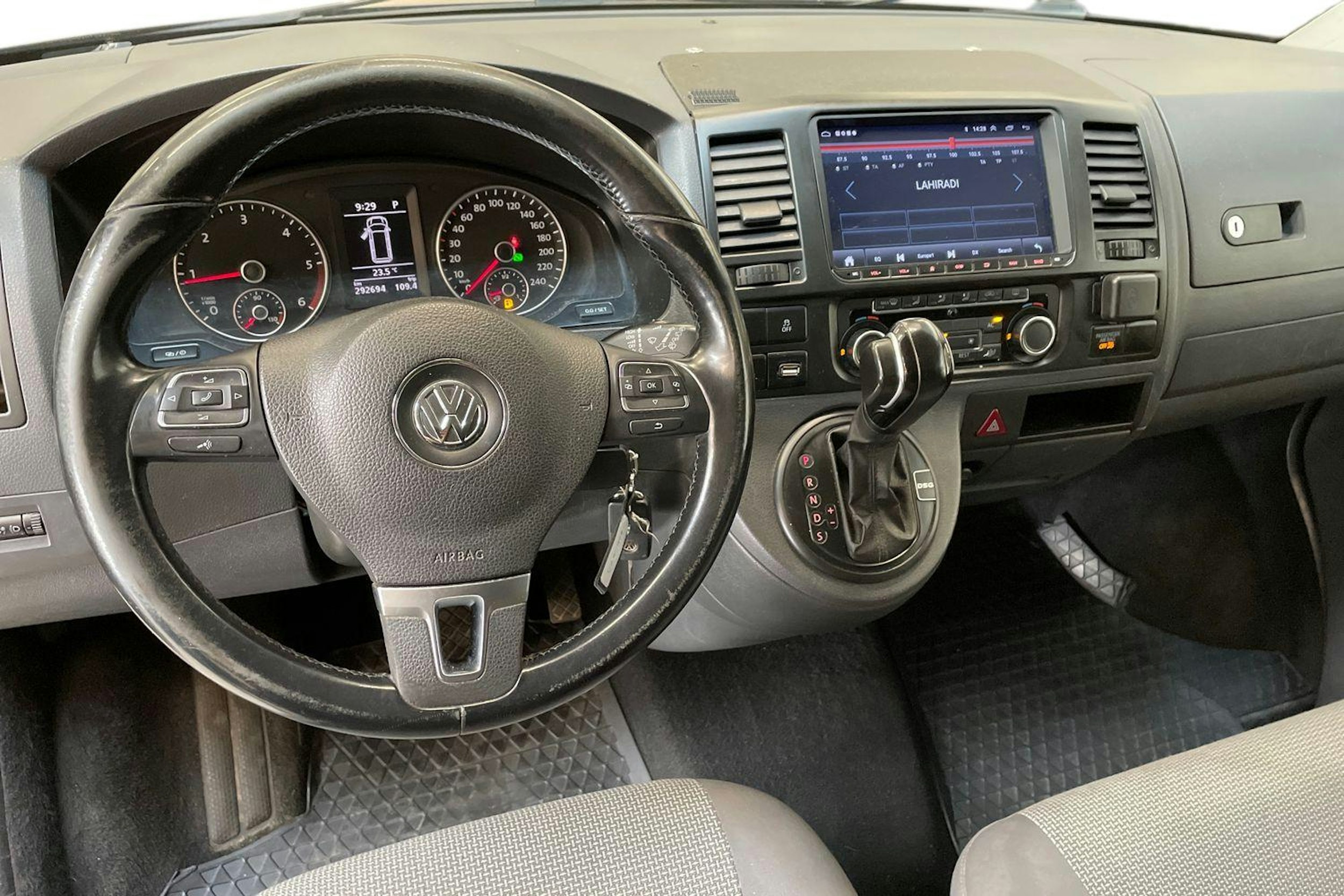 sininen Volkswagen Caravelle 2011 kuva 7.