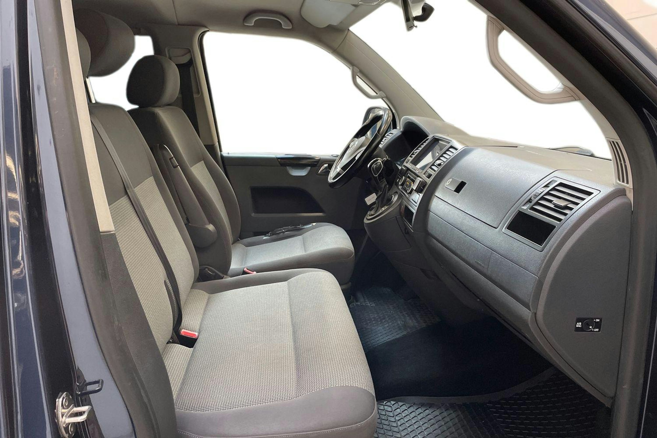 sininen Volkswagen Caravelle 2011 kuva 8.