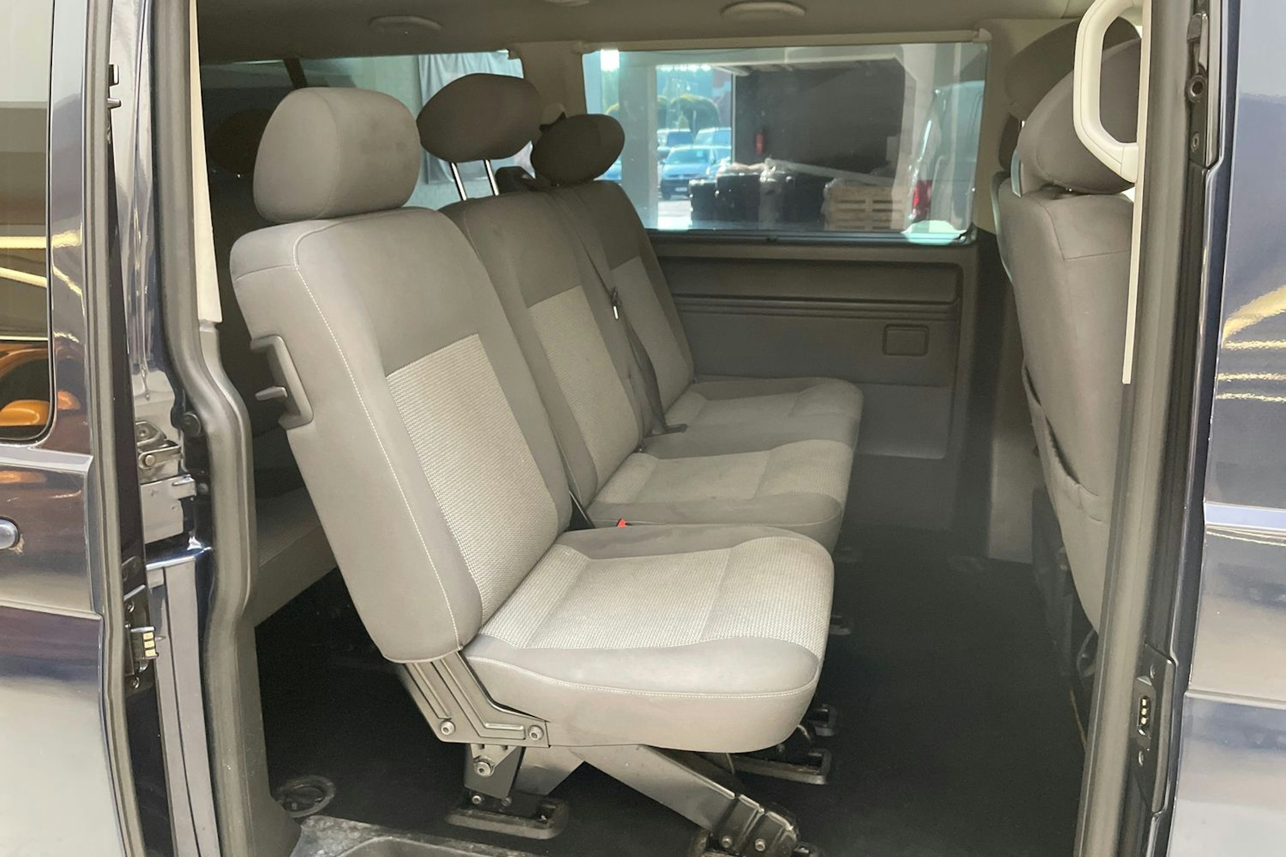 sininen Volkswagen Caravelle 2011 kuva 11.