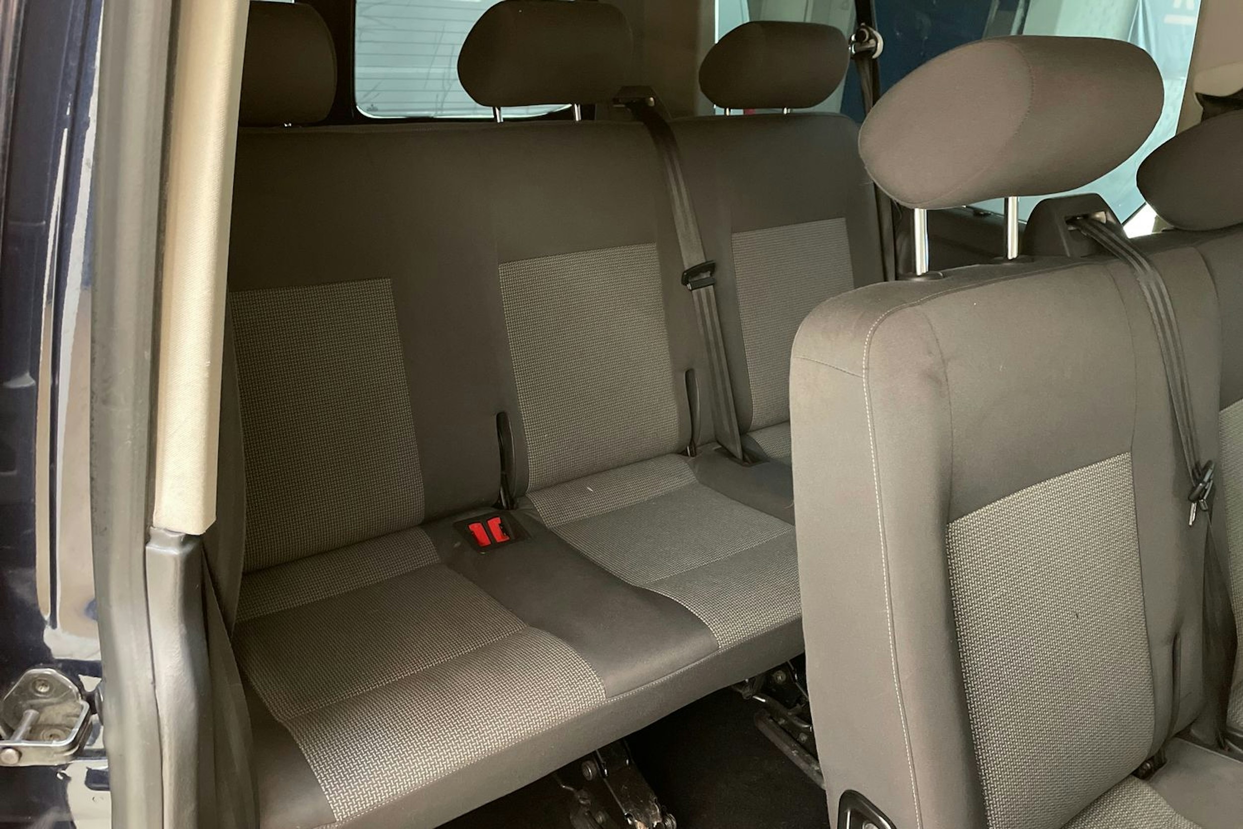 sininen Volkswagen Caravelle 2011 kuva 12.