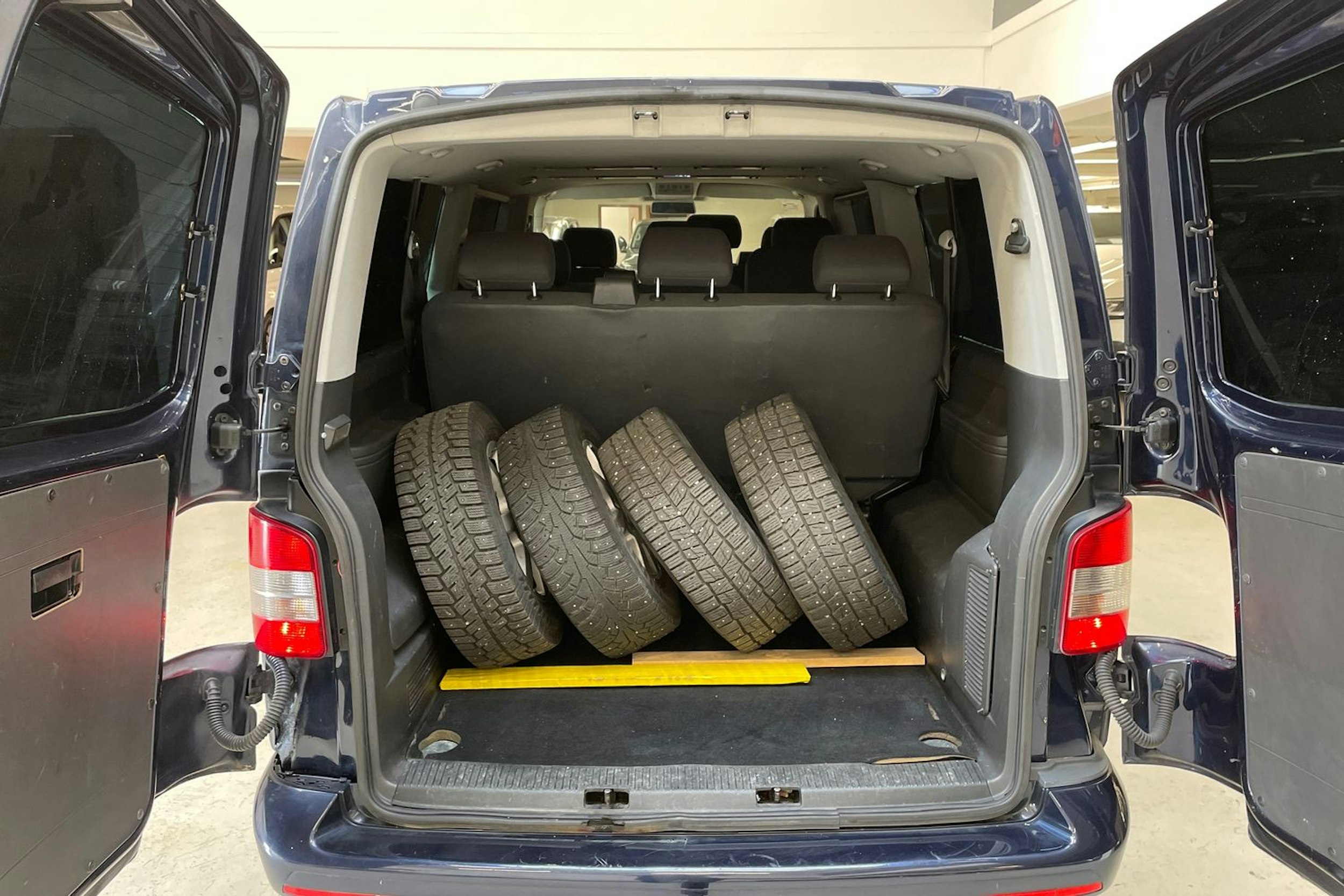 sininen Volkswagen Caravelle 2011 kuva 13.