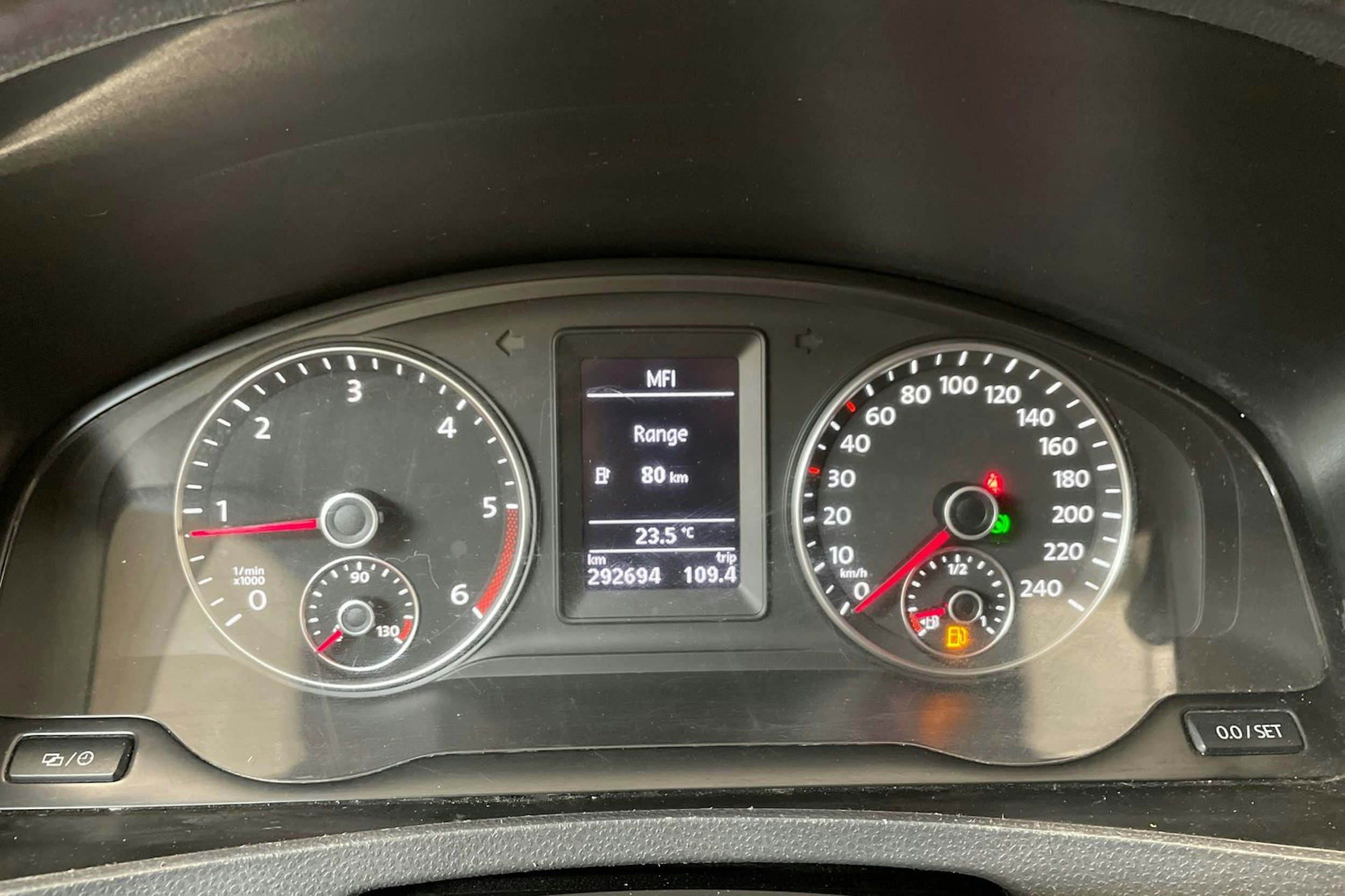 sininen Volkswagen Caravelle 2011 kuva 15.