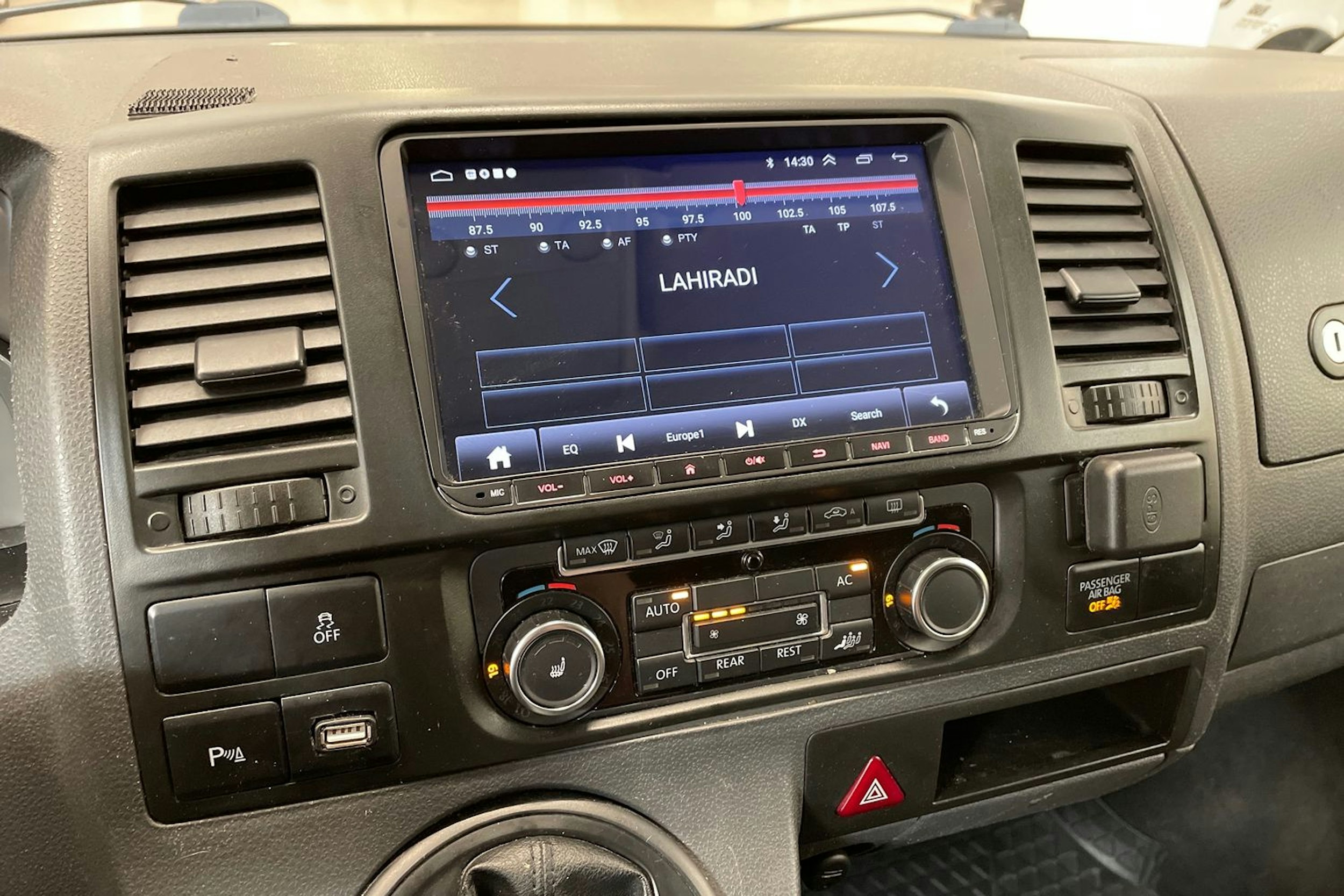 sininen Volkswagen Caravelle 2011 kuva 16.