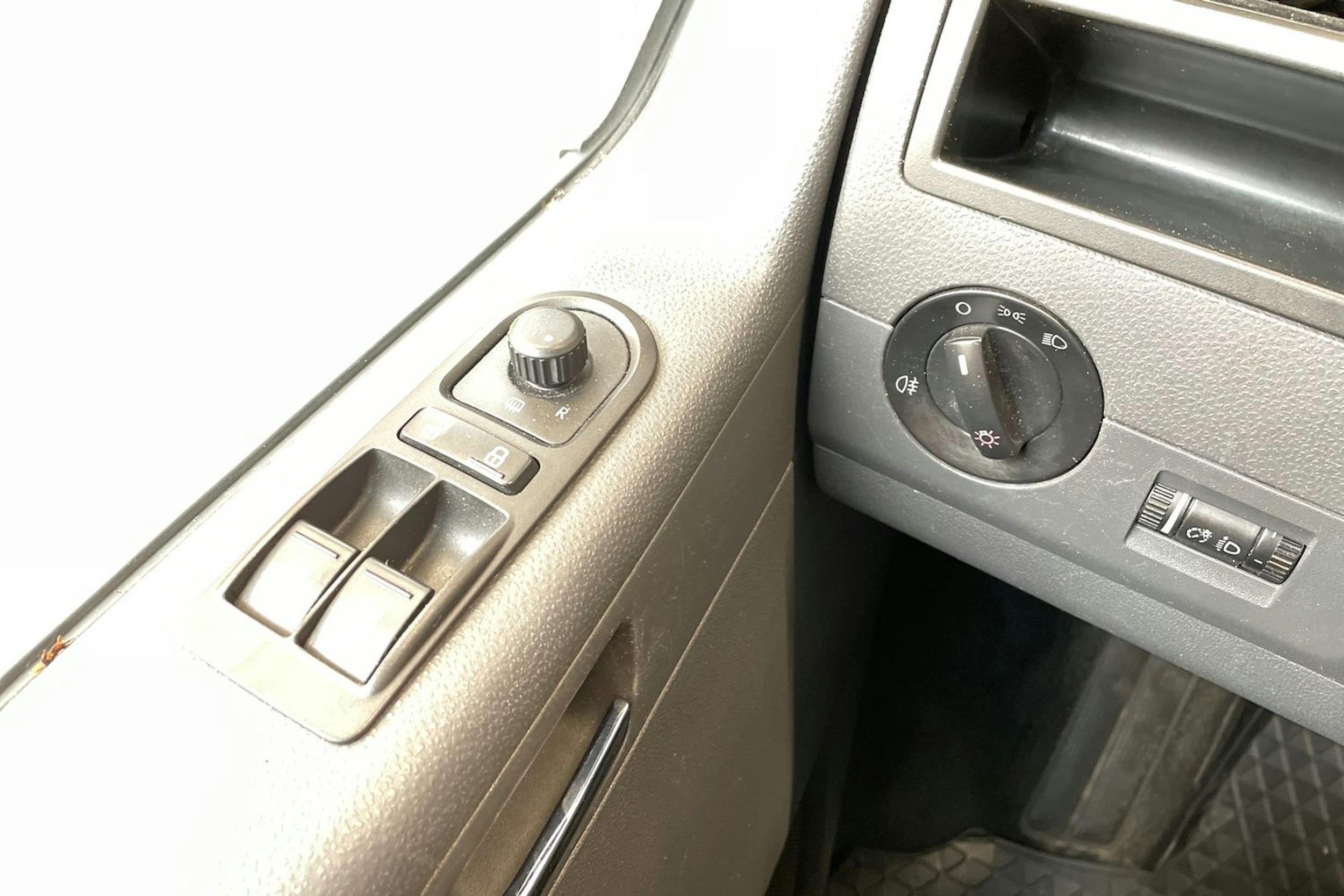 sininen Volkswagen Caravelle 2011 kuva 17.