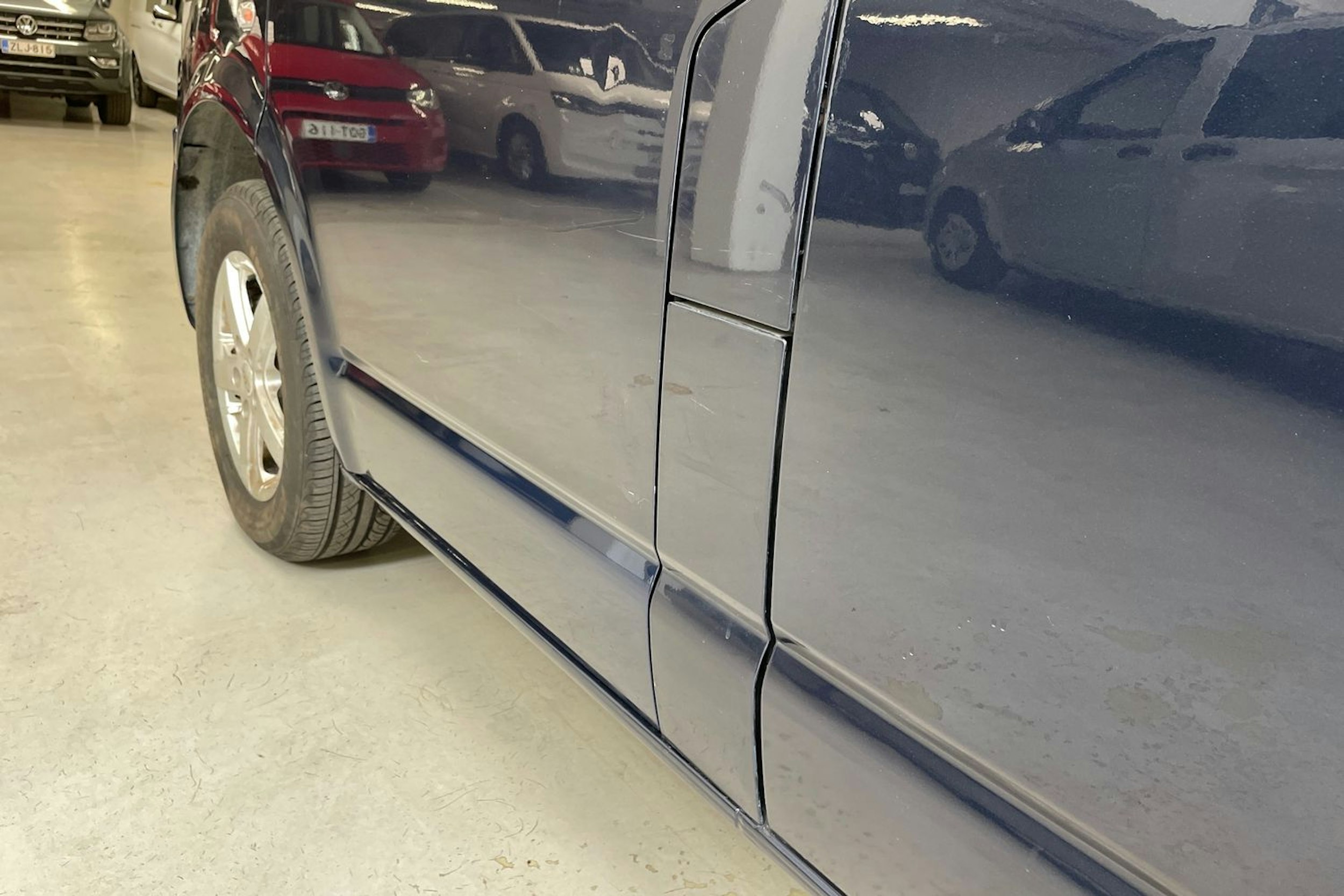 sininen Volkswagen Caravelle 2011 kuva 21.