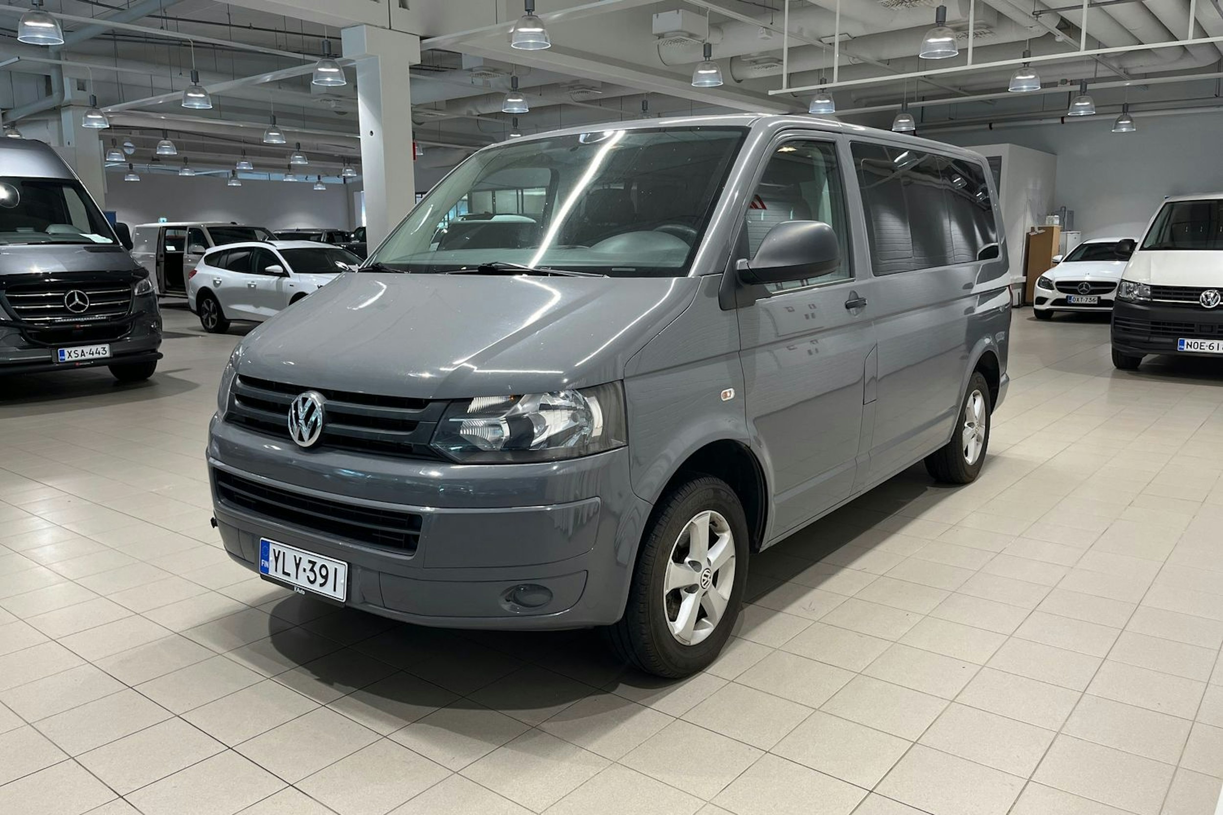 Harmaa Volkswagen CARAVELLE 2011 kuva 17.
