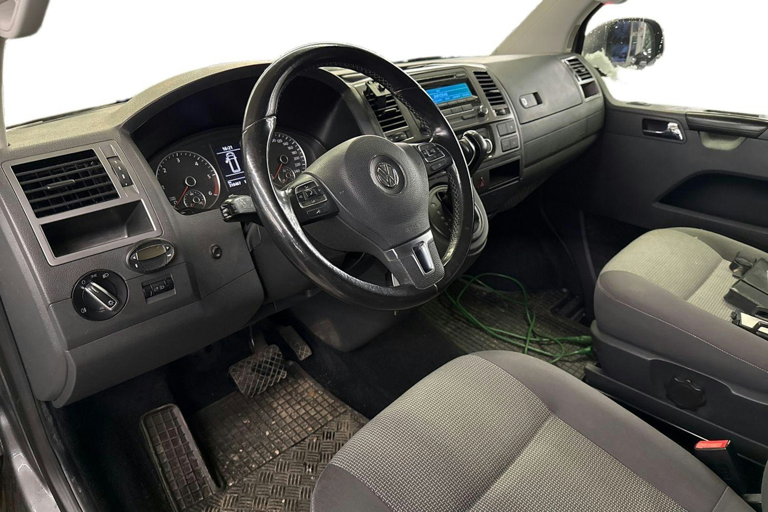 harmaa Volkswagen Caravelle 2012 kuva 3.