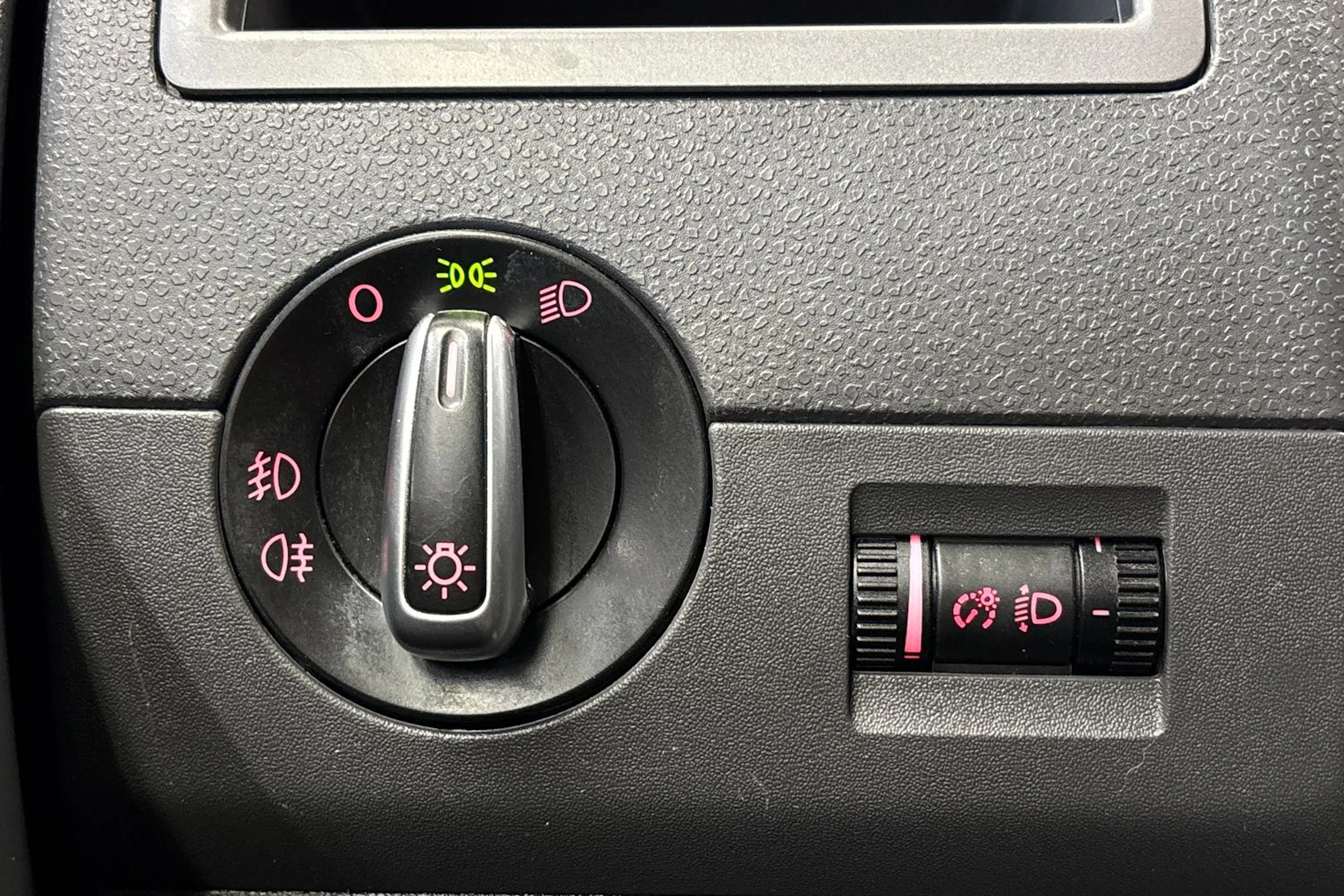 valkoinen Volkswagen Caravelle 2012 kuva 15.