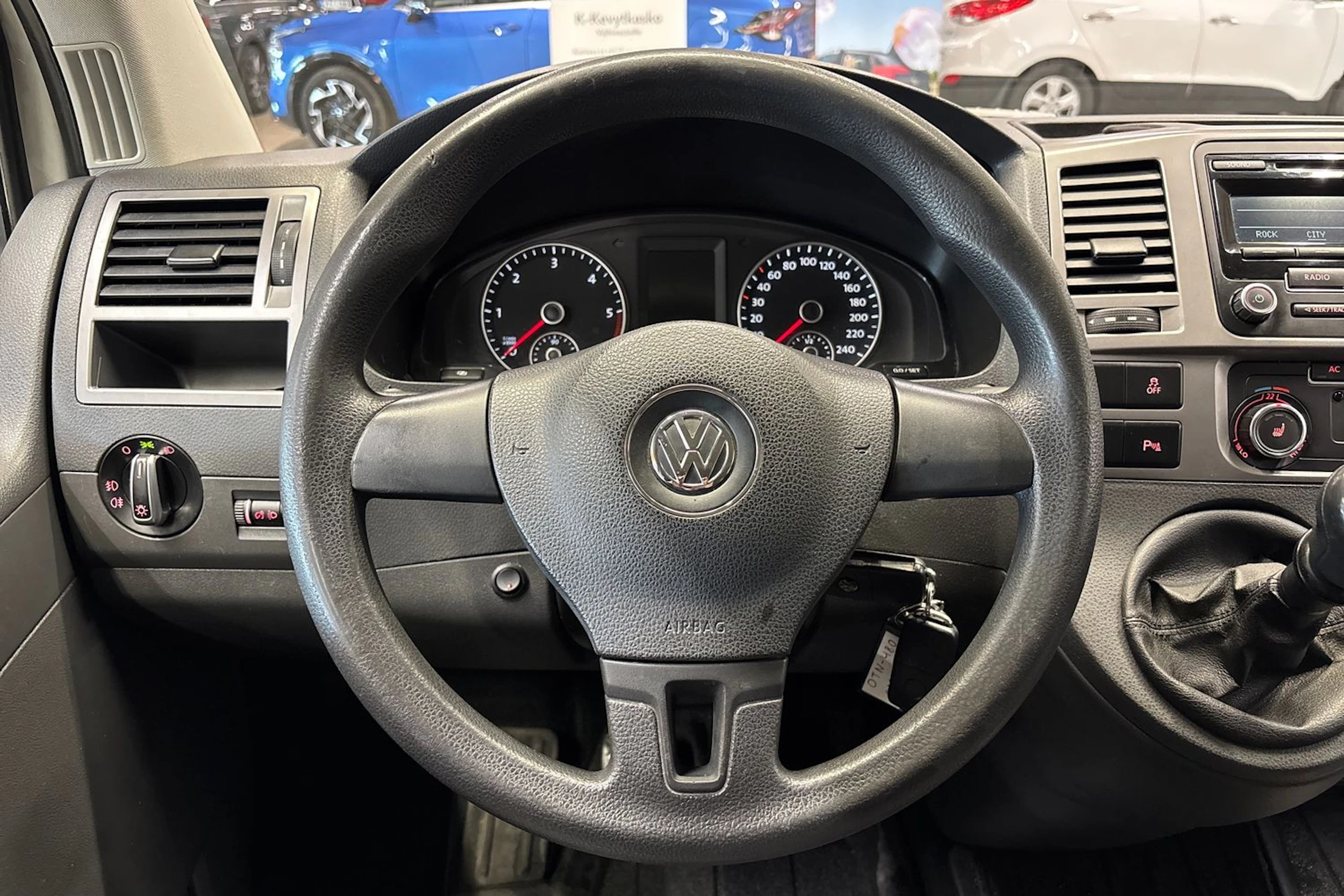 valkoinen Volkswagen Caravelle 2012 kuva 17.