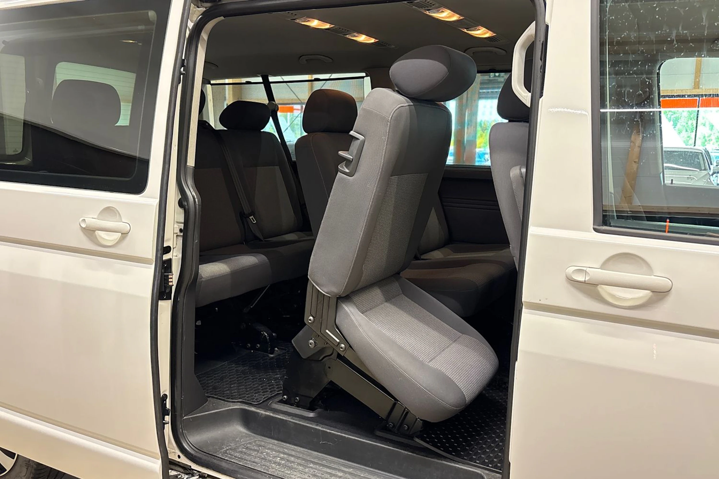 valkoinen Volkswagen Caravelle 2012 kuva 23.