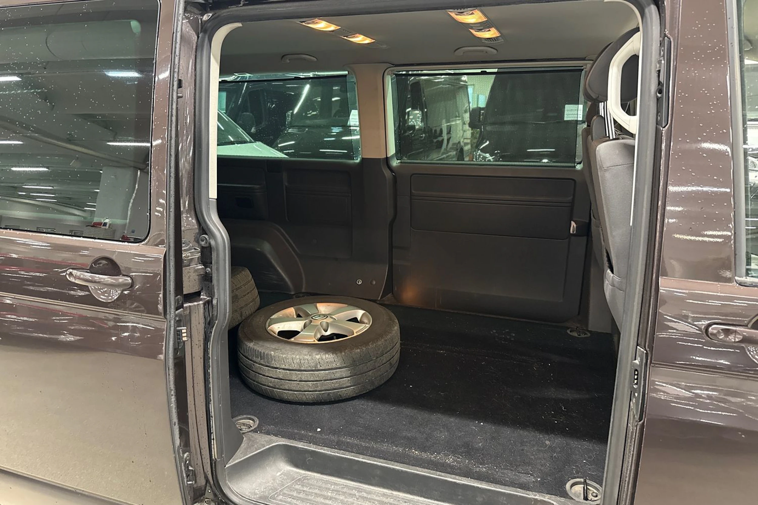 ruskea (beige) Volkswagen Caravelle 2012 kuva 13.