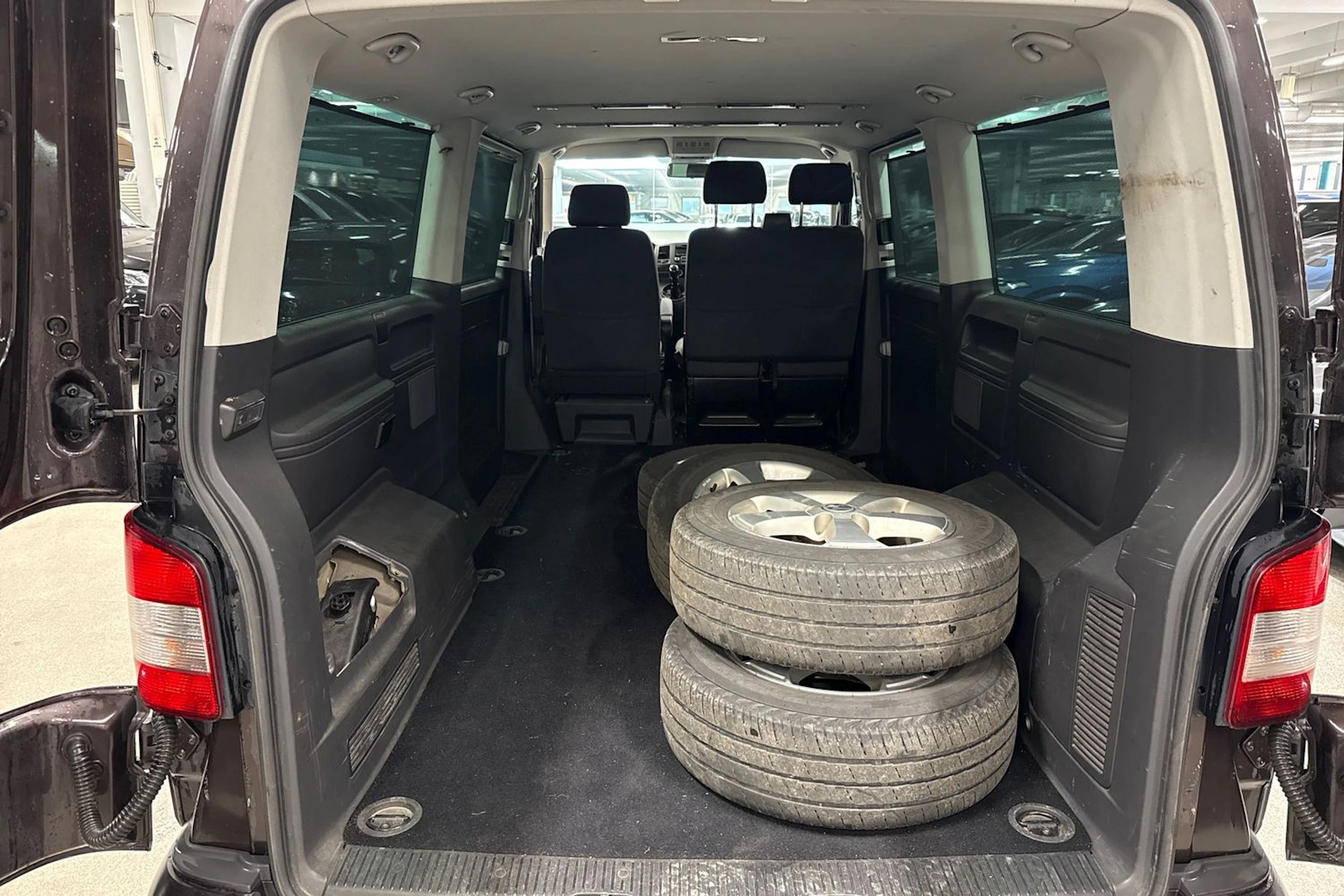 ruskea (beige) Volkswagen Caravelle 2012 kuva 15.