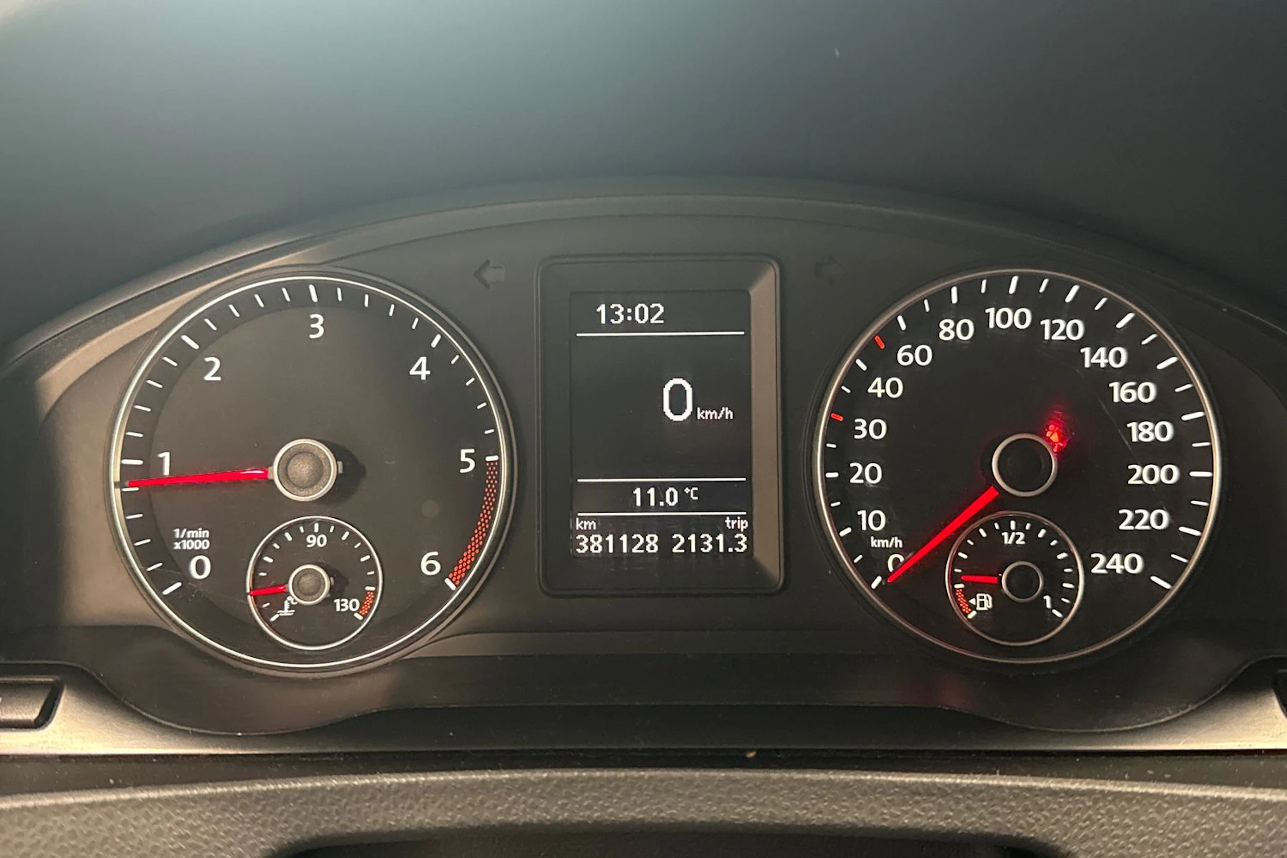 ruskea (beige) Volkswagen Caravelle 2012 kuva 36.