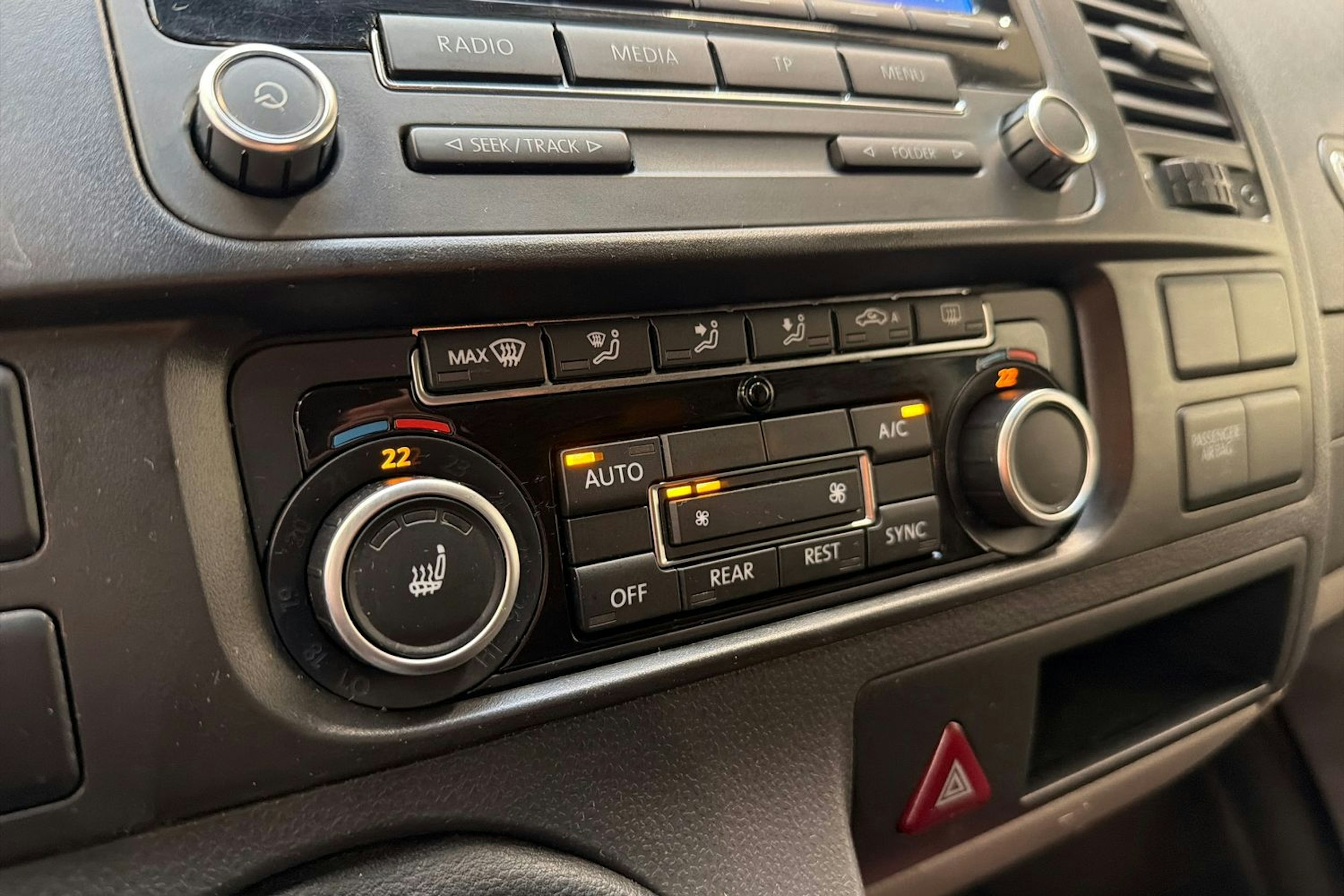 sininen Volkswagen Caravelle 2013 kuva 13.