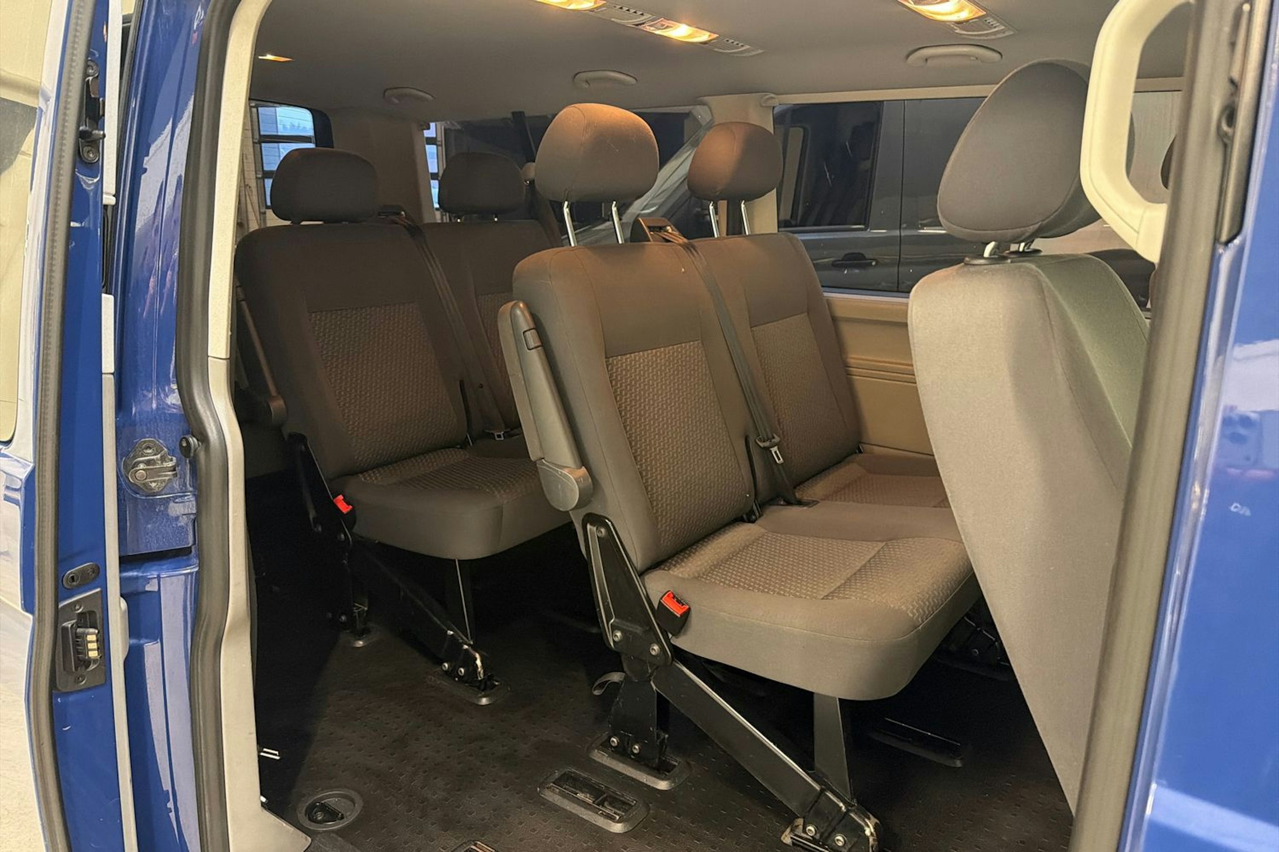 sininen Volkswagen Caravelle 2013 kuva 20.
