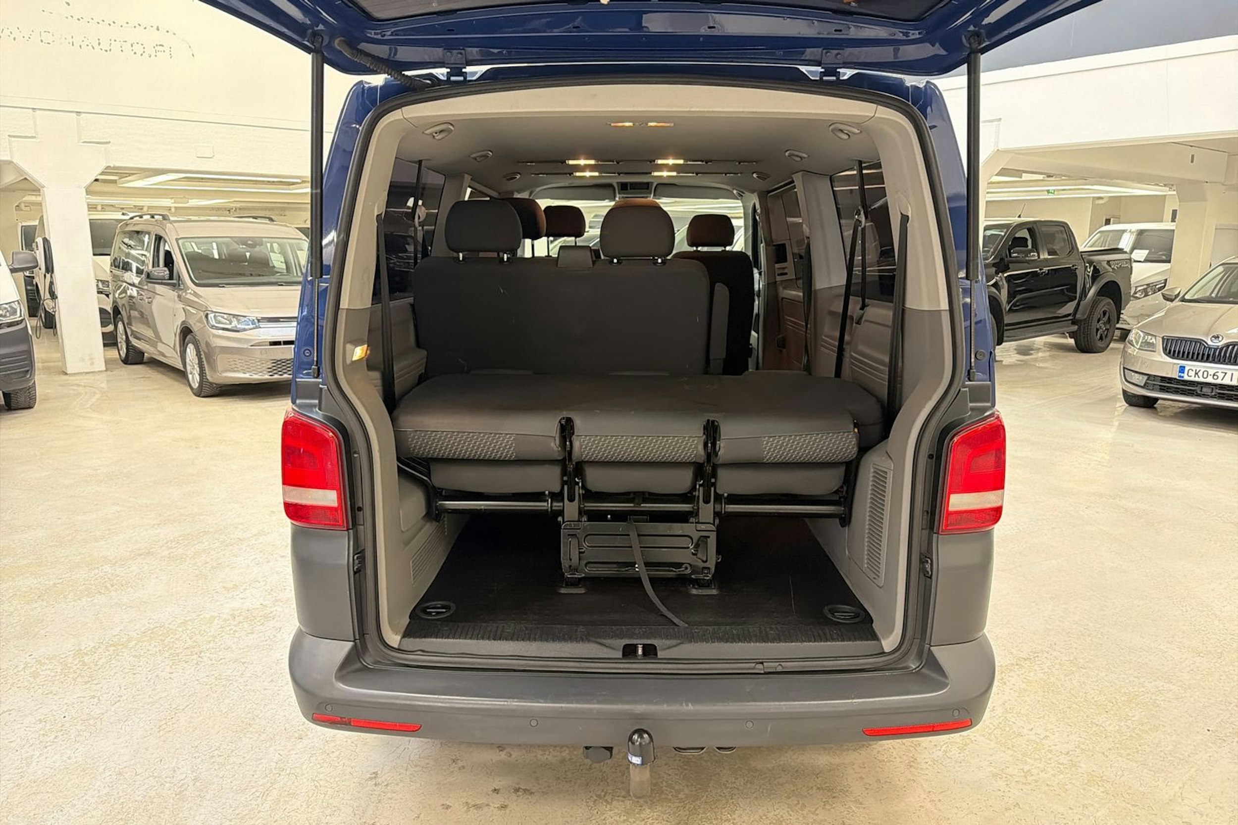 sininen Volkswagen Caravelle 2013 kuva 21.