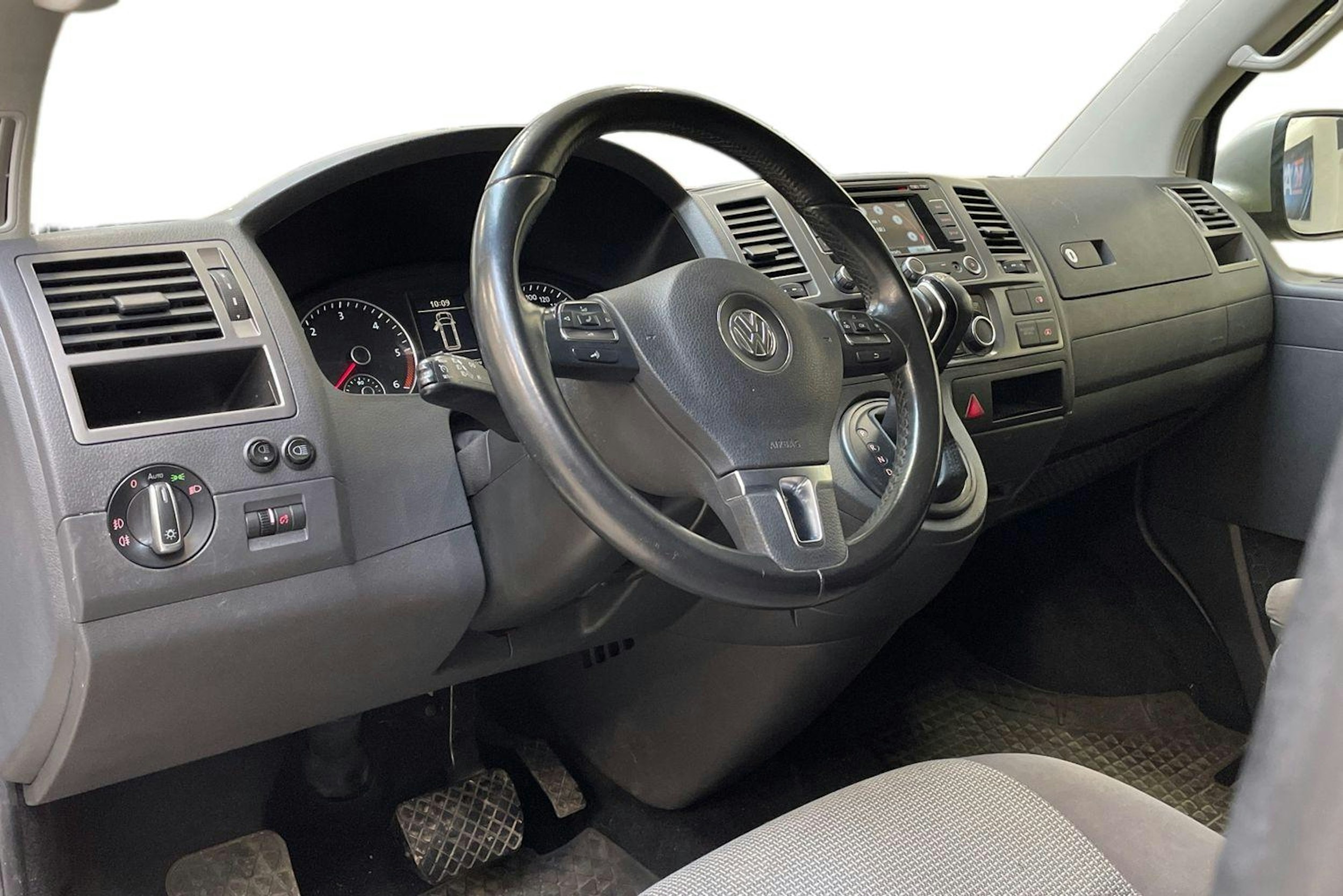 ruskea (beige) Volkswagen Caravelle 2014 kuva 6.