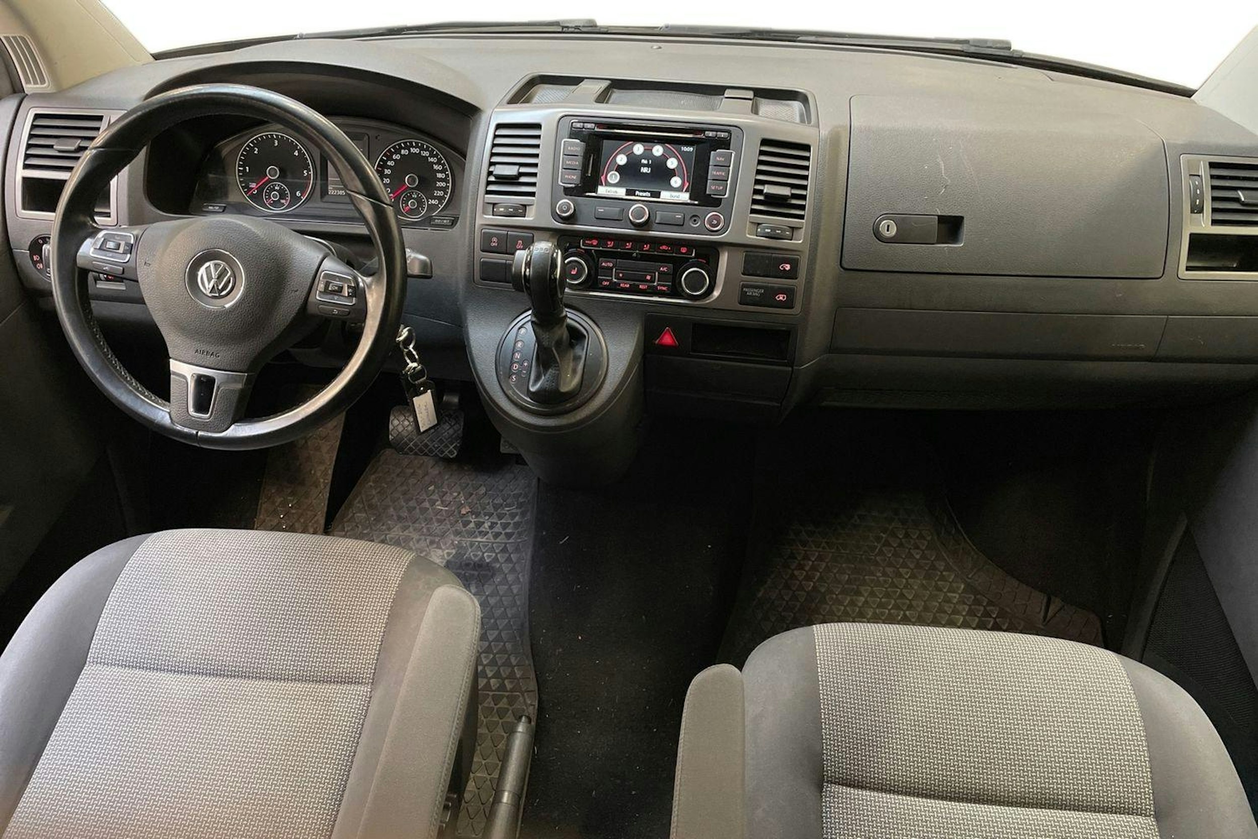 ruskea (beige) Volkswagen Caravelle 2014 kuva 7.