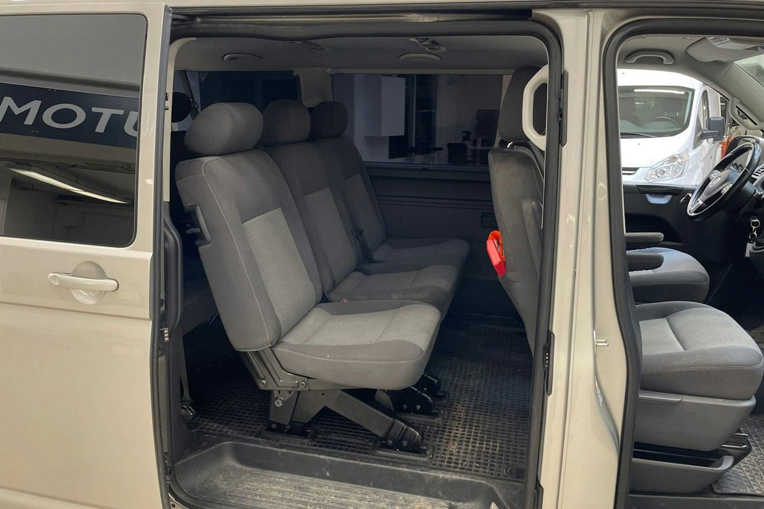 ruskea (beige) Volkswagen Caravelle 2014 kuva 11.