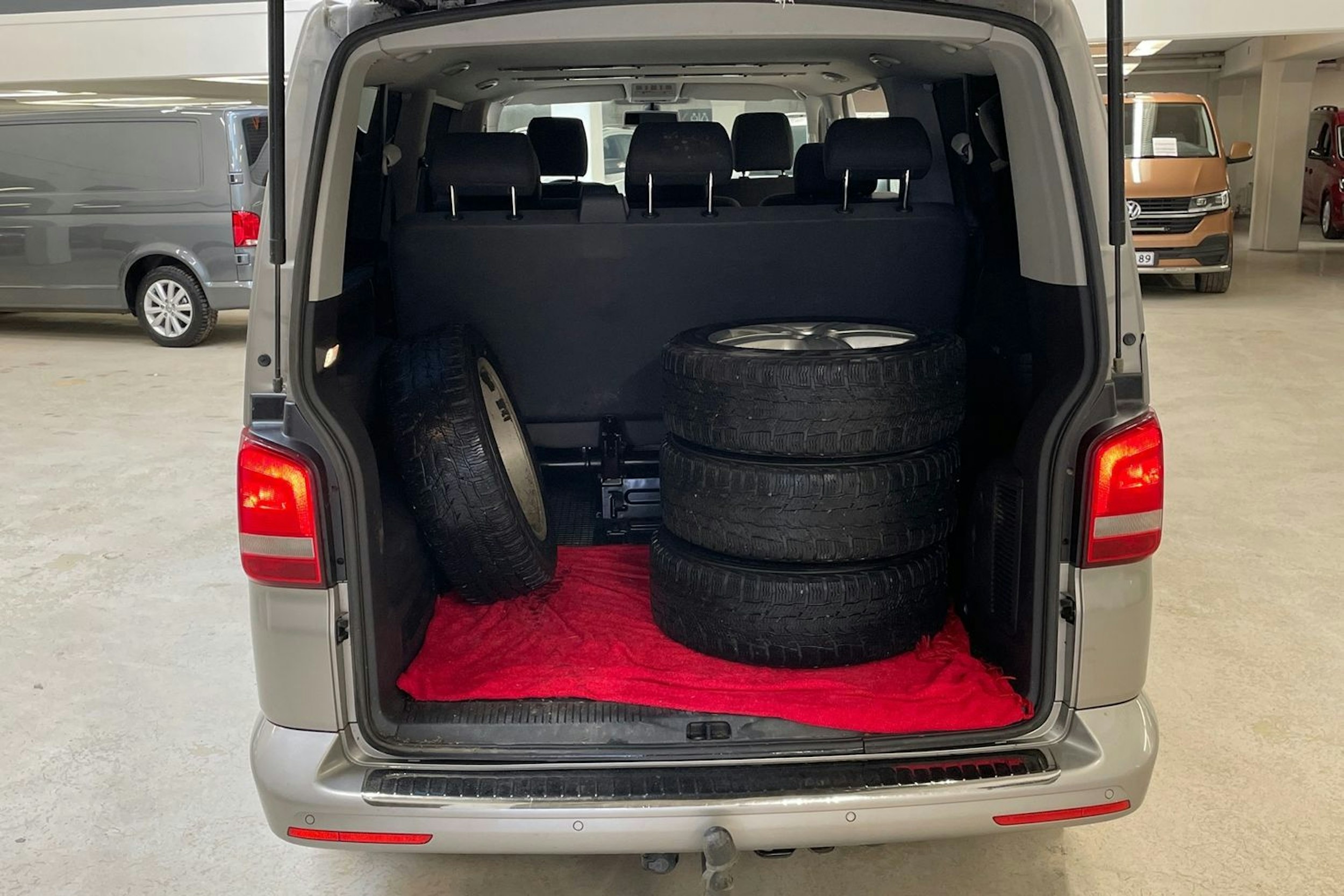 ruskea (beige) Volkswagen Caravelle 2014 kuva 13.