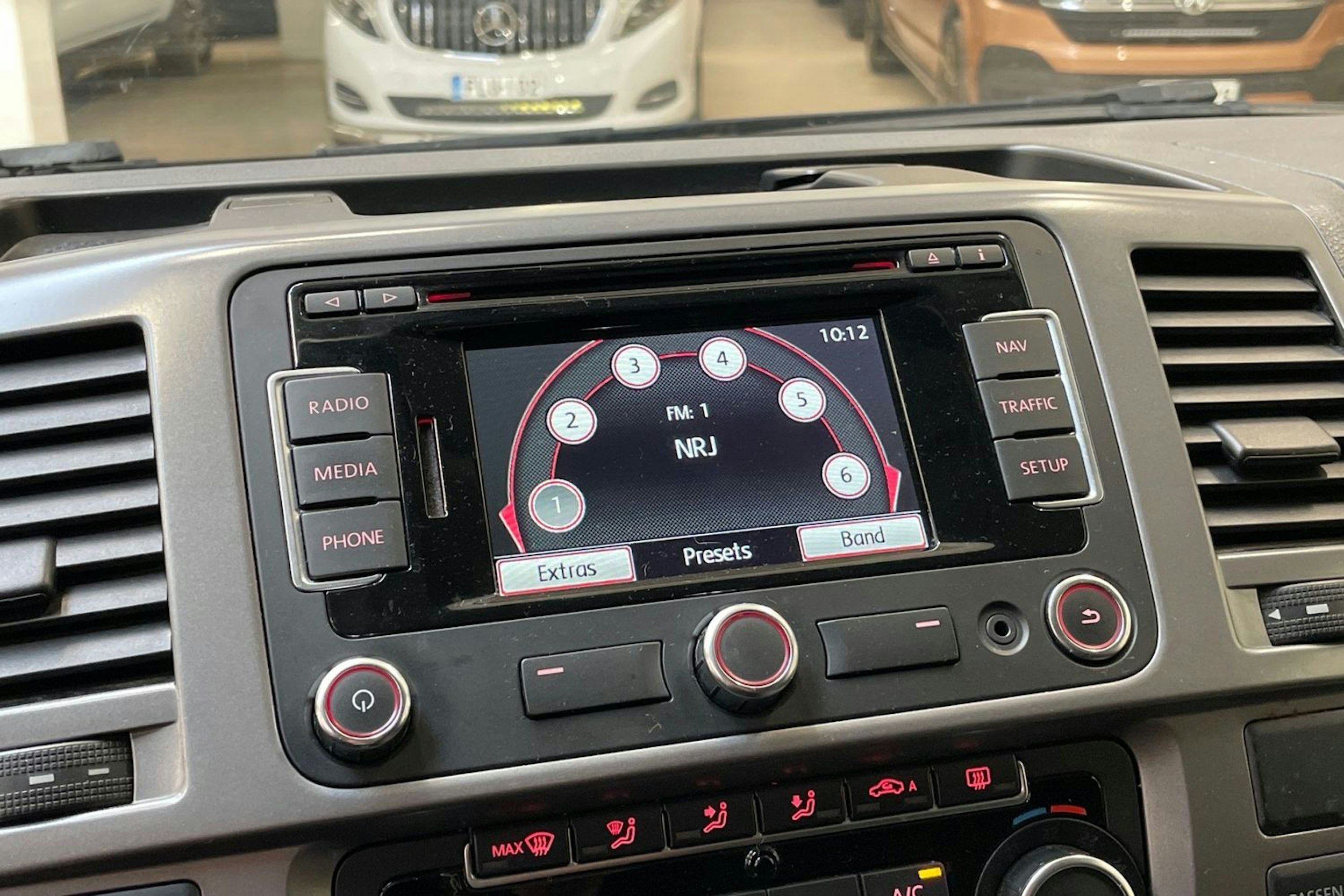 ruskea (beige) Volkswagen Caravelle 2014 kuva 16.