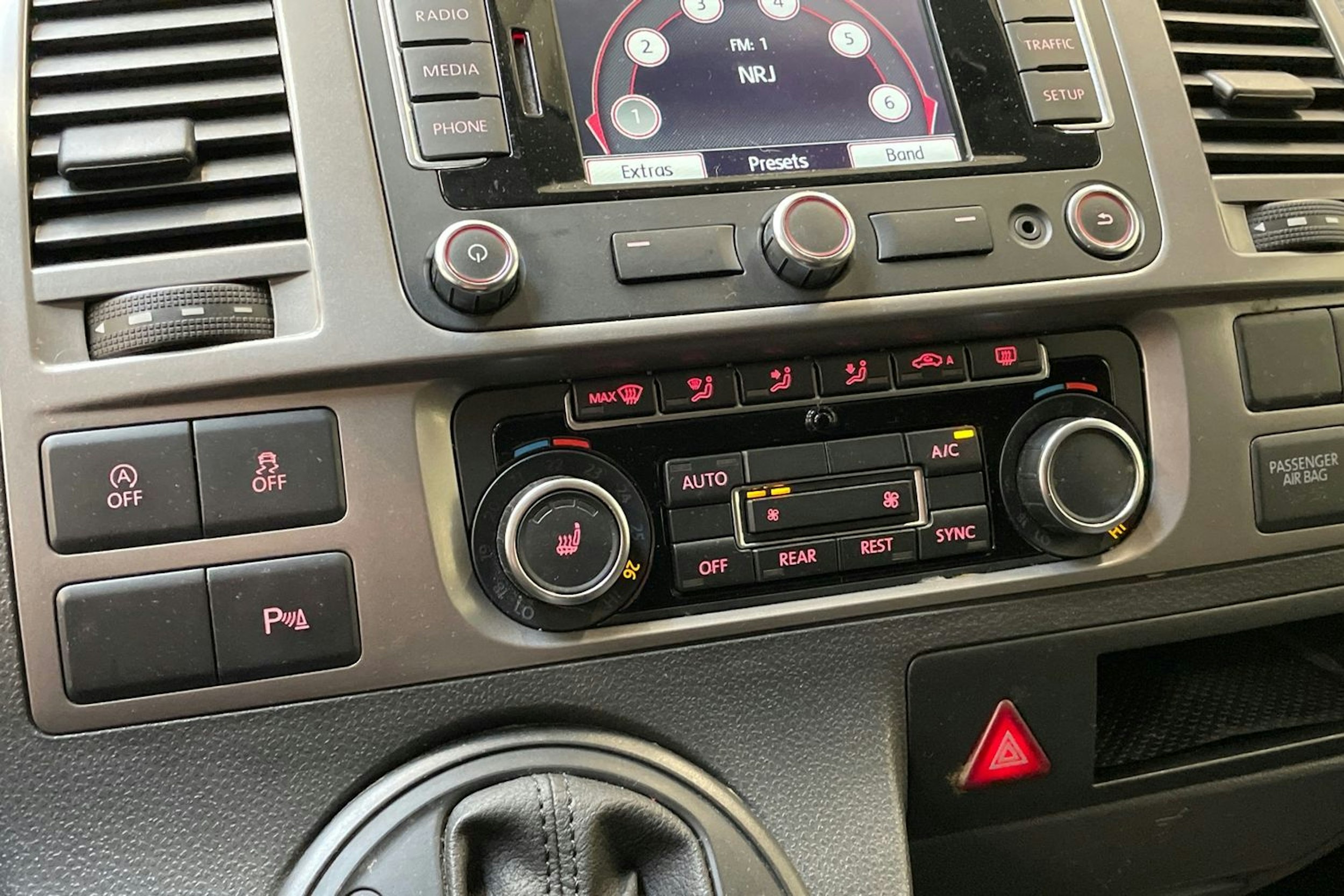 ruskea (beige) Volkswagen Caravelle 2014 kuva 17.