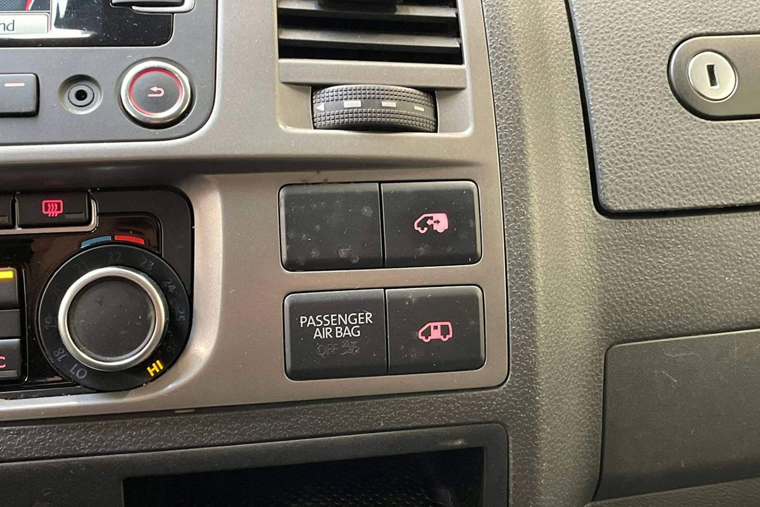 ruskea (beige) Volkswagen Caravelle 2014 kuva 18.