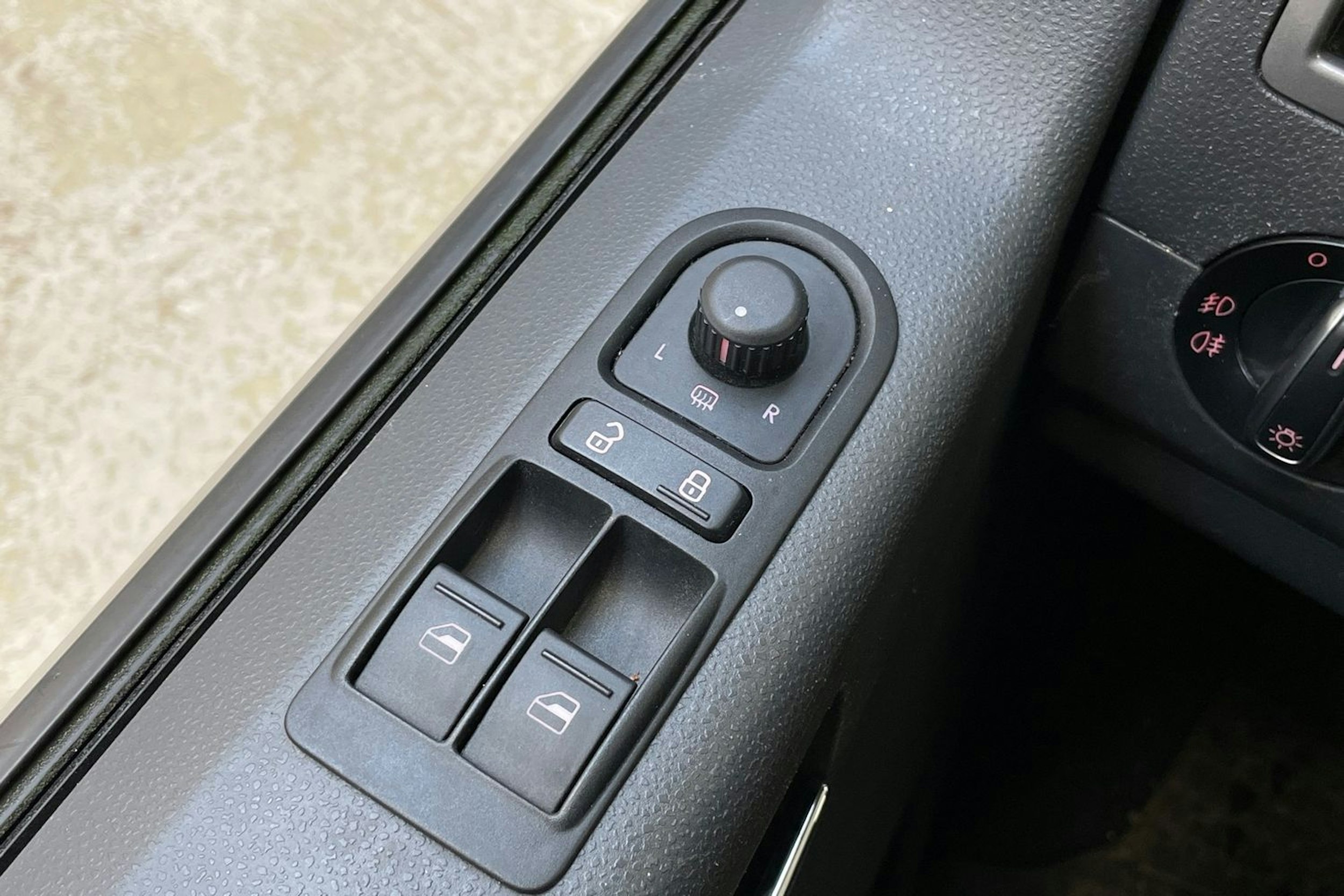 ruskea (beige) Volkswagen Caravelle 2014 kuva 21.