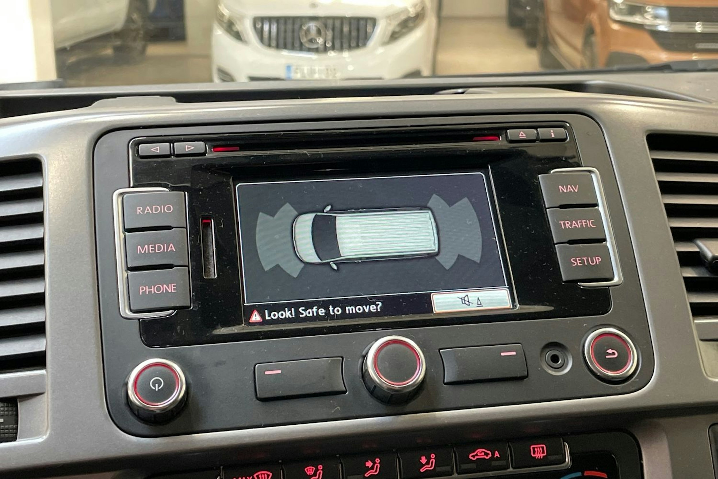 ruskea (beige) Volkswagen Caravelle 2014 kuva 22.