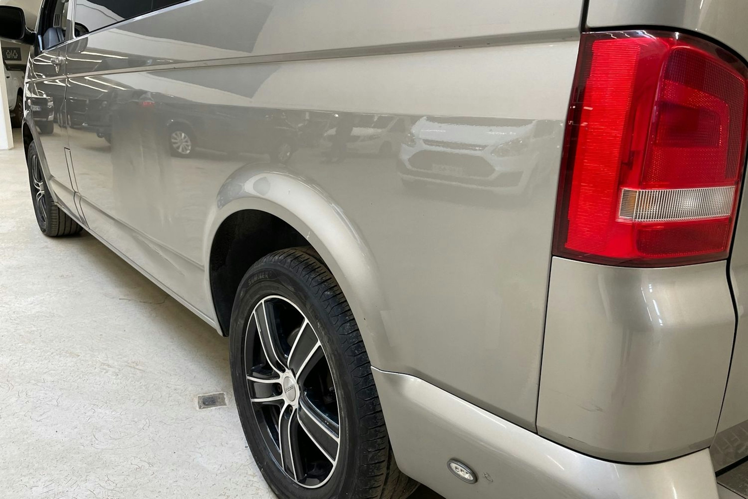 ruskea (beige) Volkswagen Caravelle 2014 kuva 39.