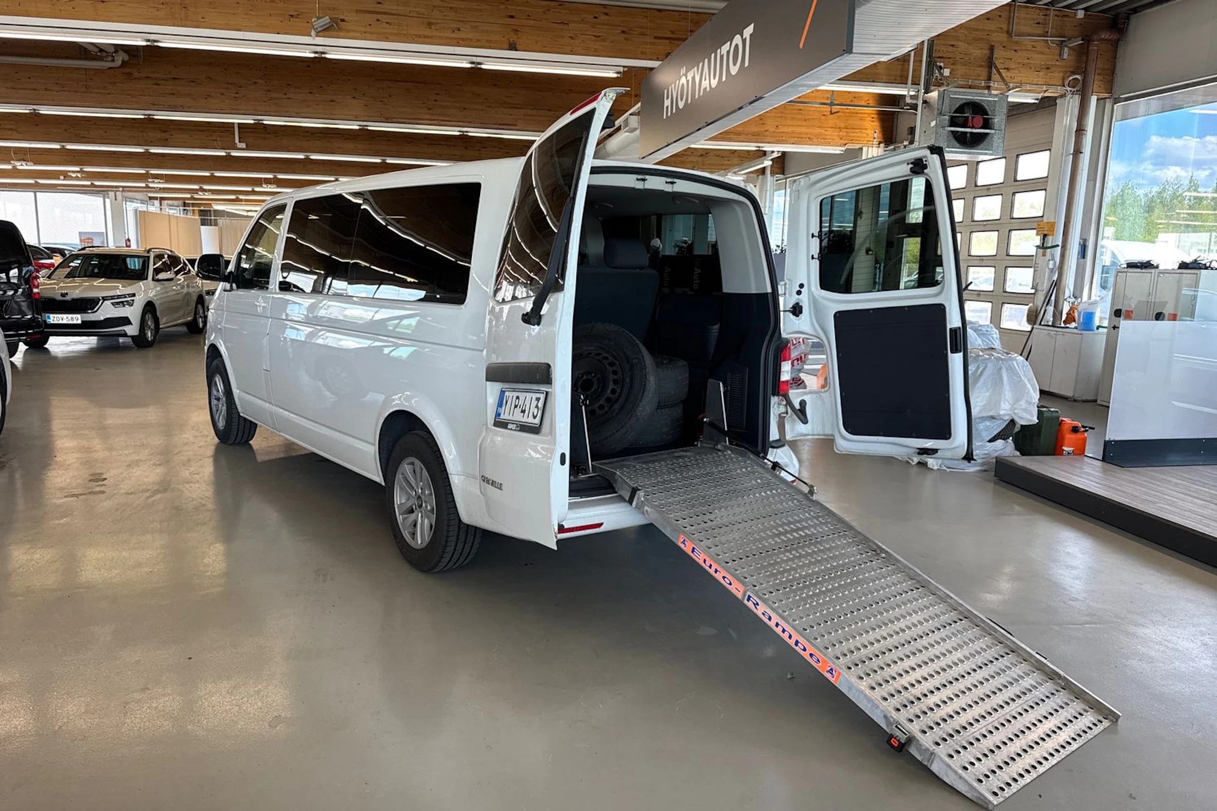 valkoinen Volkswagen Caravelle 2014 kuva 4.