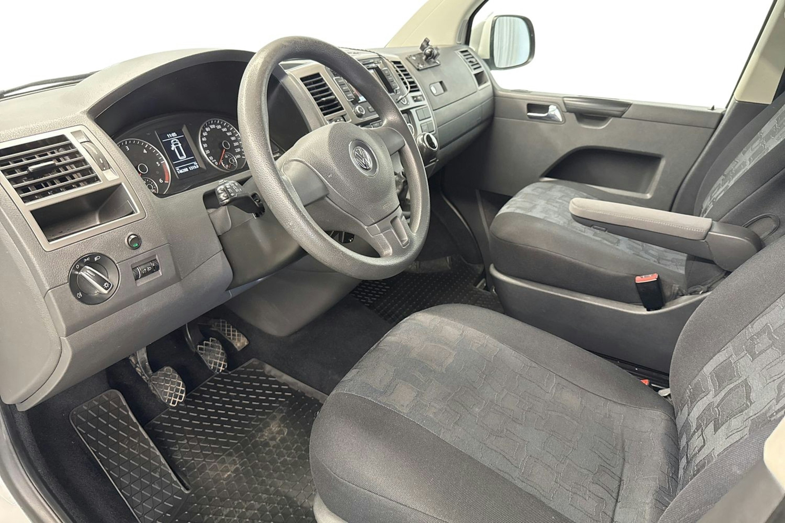valkoinen Volkswagen Caravelle 2015 kuva 7.