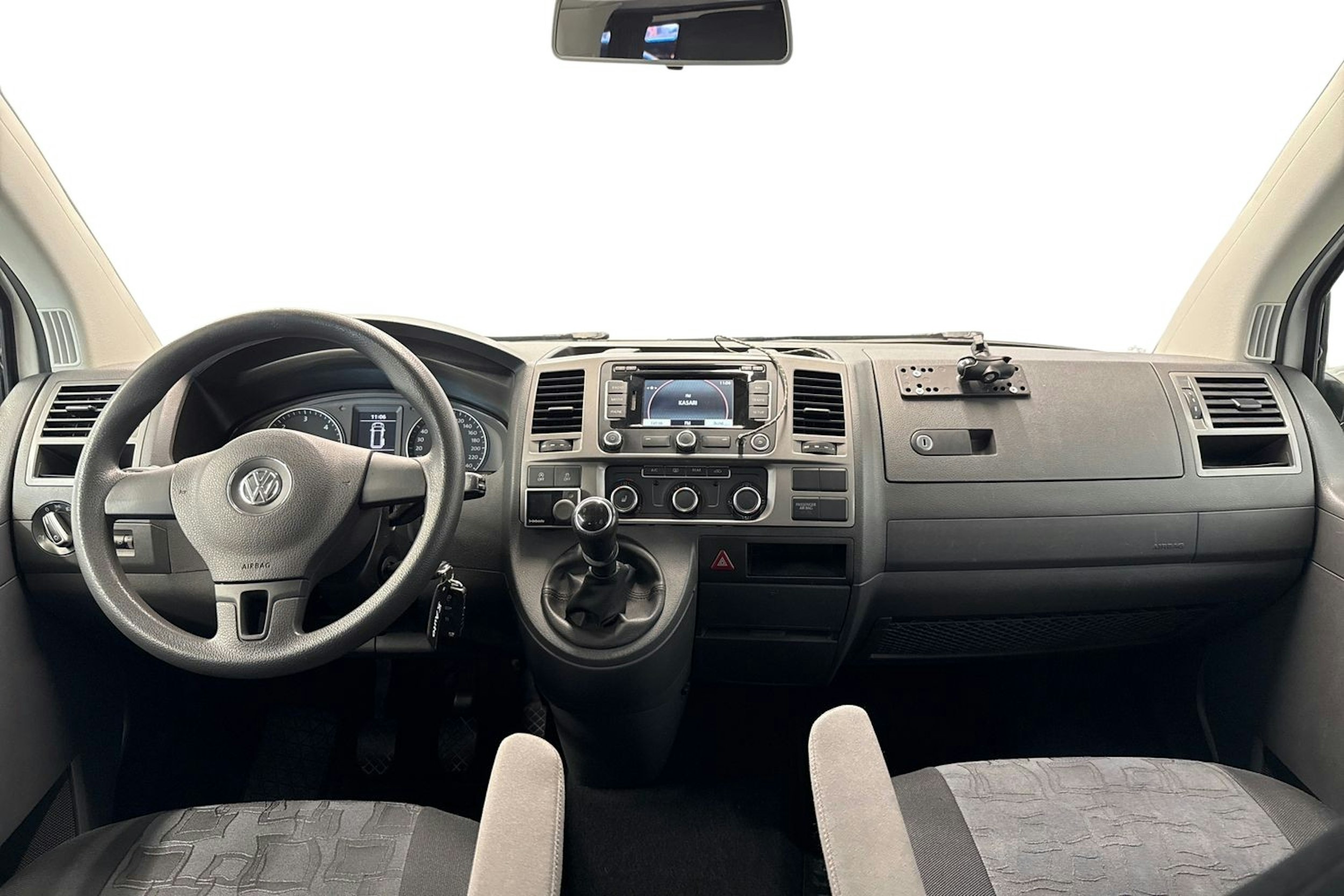 valkoinen Volkswagen Caravelle 2015 kuva 9.