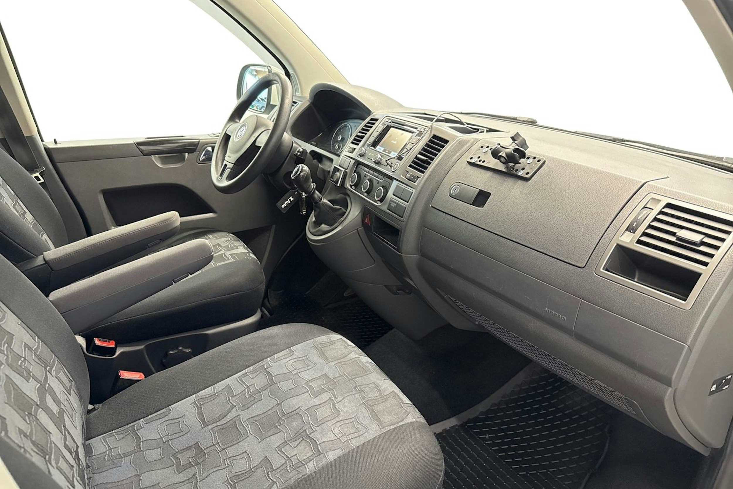 valkoinen Volkswagen Caravelle 2015 kuva 10.
