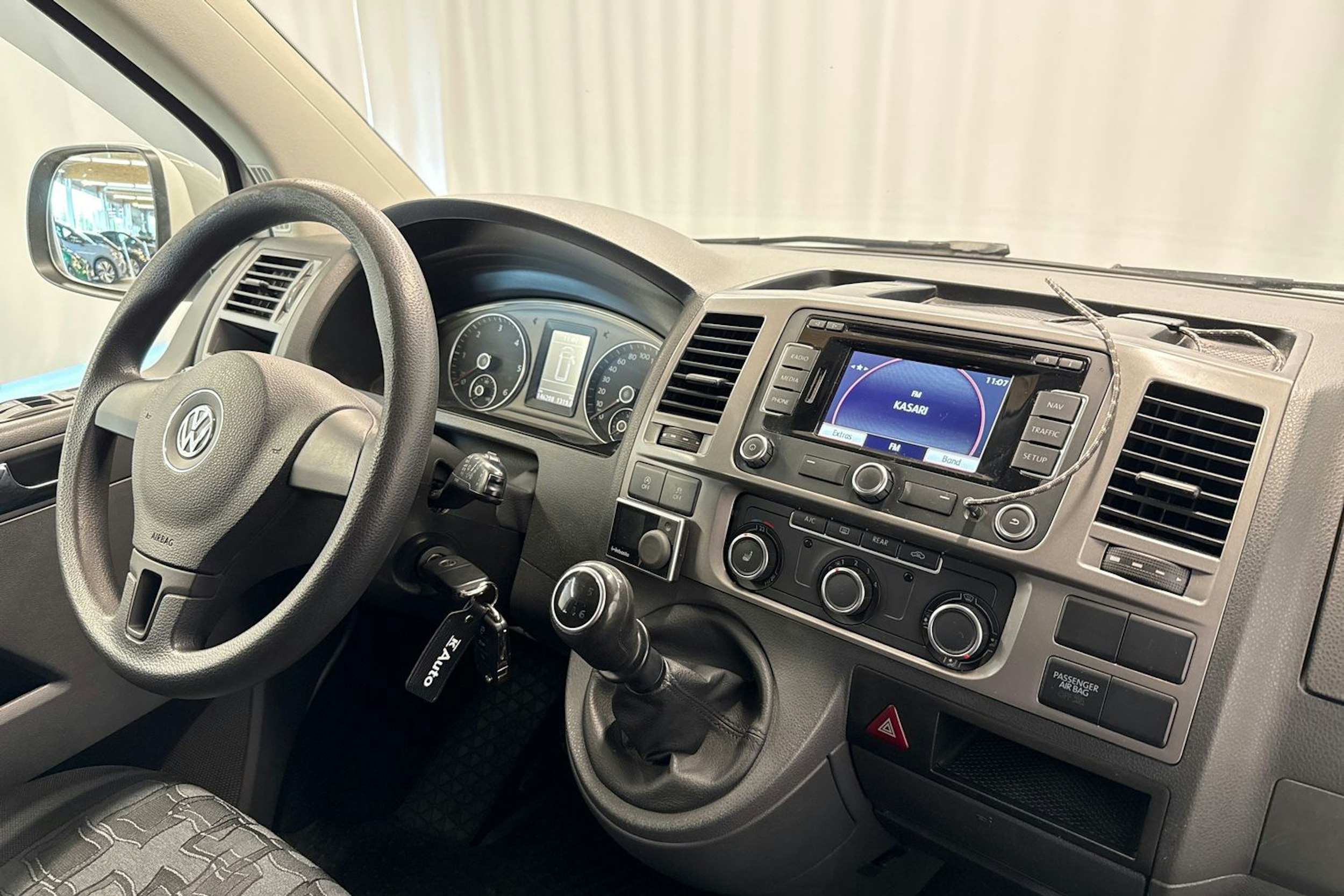 valkoinen Volkswagen Caravelle 2015 kuva 13.