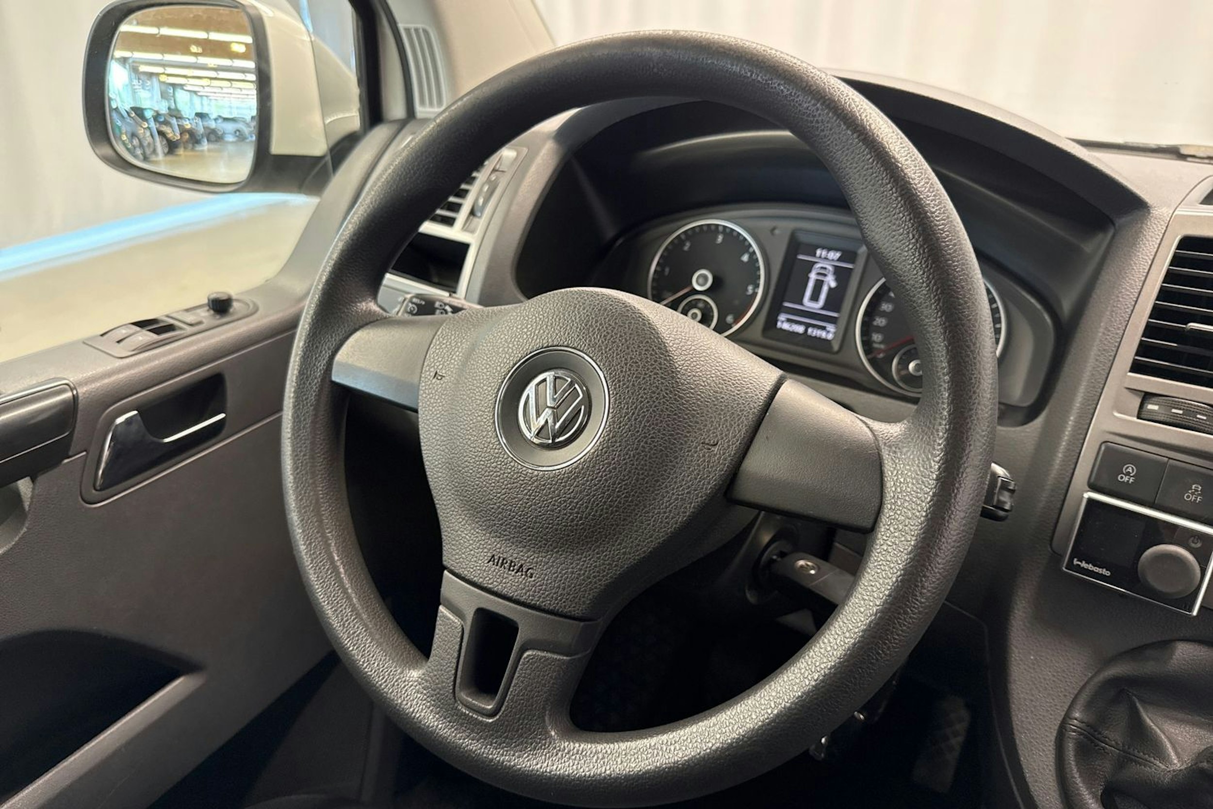 valkoinen Volkswagen Caravelle 2015 kuva 14.