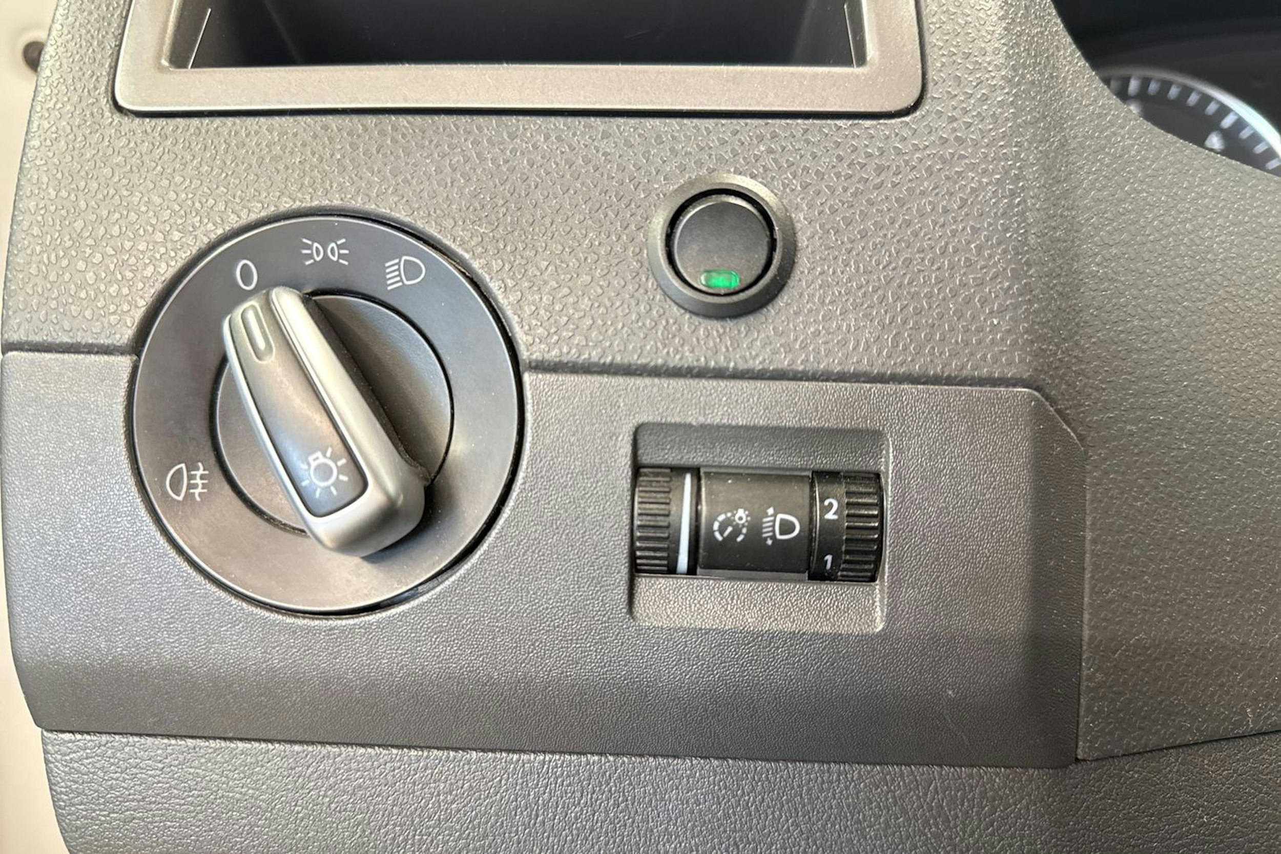 valkoinen Volkswagen Caravelle 2015 kuva 16.